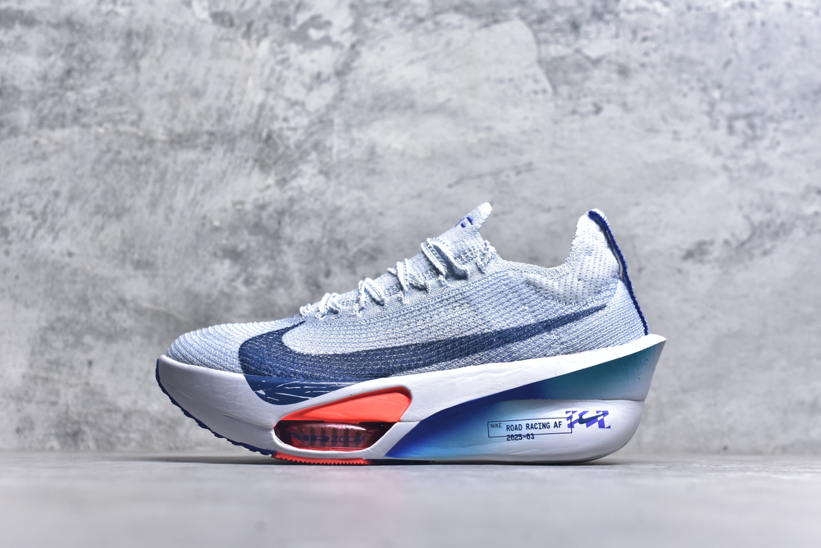 #NK Air Zoom Alphafly NEXT% 3 2024全新马拉松超级跑鞋 有史以来最轻盈、测试次数最多的NK Alphafly 经过精英马拉松运动员的测试验证 并搭载Air Zoom气垫 旨在助力跑者实现突破 取得更佳的成绩 在开发过程中 Alphafly 3帮助耐克运动员凯尔文·基普图姆（Kelvin Kiptum）以2：00：35的成绩刷新了马拉松世界纪录 Alphafly的动力设计没有改变——Air Zoom气垫单元、Flyplate碳纤维板和ZoomX泡绵 但是整体系统的制作方法略有调整 优化和提升了对运动员的帮助 主要更新包括一体式鞋底 提供顺畅稳定的“后跟到脚趾”过渡；更宽的全长Flyplate碳纤维板提供稳定助推力 全新Fast Shot外底保证出色牵引力和抓地力 全新Atomknit 3.0鞋面提供更强的控制力、透气性和中足支撑力 尺码：36-46-选品中心