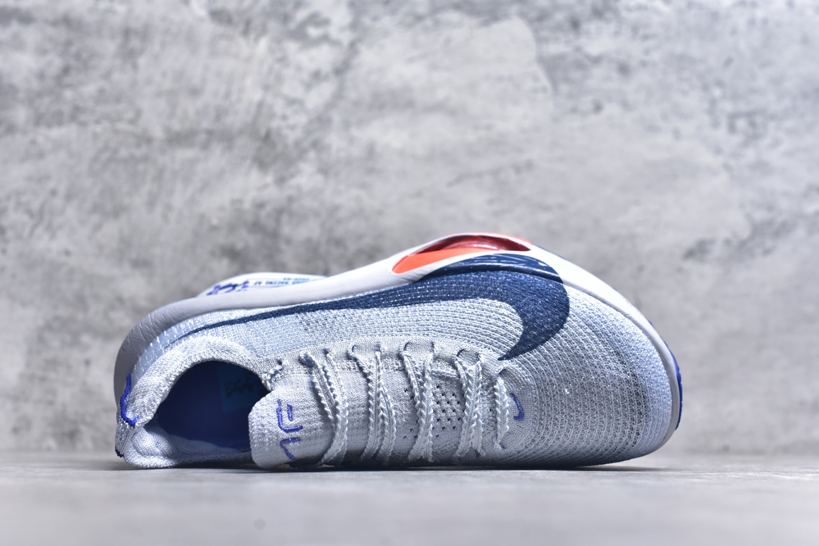 图片[4]-#NK Air Zoom Alphafly NEXT% 3 2024全新马拉松超级跑鞋 有史以来最轻盈、测试次数最多的NK Alphafly 经过精英马拉松运动员的测试验证 并搭载Air Zoom气垫 旨在助力跑者实现突破 取得更佳的成绩 在开发过程中 Alphafly 3帮助耐克运动员凯尔文·基普图姆（Kelvin Kiptum）以2：00：35的成绩刷新了马拉松世界纪录 Alphafly的动力设计没有改变——Air Zoom气垫单元、Flyplate碳纤维板和ZoomX泡绵 但是整体系统的制作方法略有调整 优化和提升了对运动员的帮助 主要更新包括一体式鞋底 提供顺畅稳定的“后跟到脚趾”过渡；更宽的全长Flyplate碳纤维板提供稳定助推力 全新Fast Shot外底保证出色牵引力和抓地力 全新Atomknit 3.0鞋面提供更强的控制力、透气性和中足支撑力 尺码：36-46-选品中心