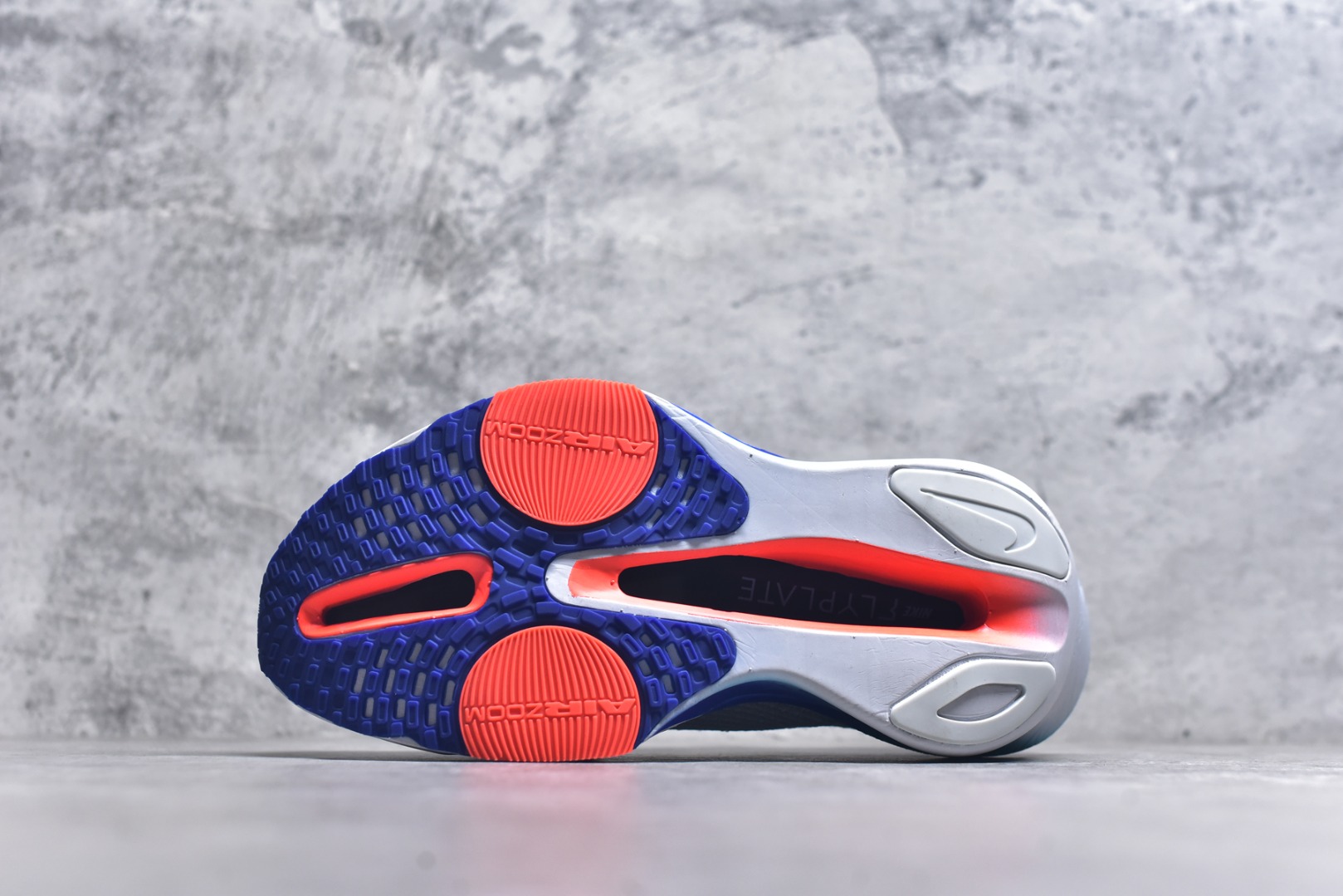 图片[6]-#NK Air Zoom Alphafly NEXT% 3 2024全新马拉松超级跑鞋 有史以来最轻盈、测试次数最多的NK Alphafly 经过精英马拉松运动员的测试验证 并搭载Air Zoom气垫 旨在助力跑者实现突破 取得更佳的成绩 在开发过程中 Alphafly 3帮助耐克运动员凯尔文·基普图姆（Kelvin Kiptum）以2：00：35的成绩刷新了马拉松世界纪录 Alphafly的动力设计没有改变——Air Zoom气垫单元、Flyplate碳纤维板和ZoomX泡绵 但是整体系统的制作方法略有调整 优化和提升了对运动员的帮助 主要更新包括一体式鞋底 提供顺畅稳定的“后跟到脚趾”过渡；更宽的全长Flyplate碳纤维板提供稳定助推力 全新Fast Shot外底保证出色牵引力和抓地力 全新Atomknit 3.0鞋面提供更强的控制力、透气性和中足支撑力 尺码：36-46-选品中心