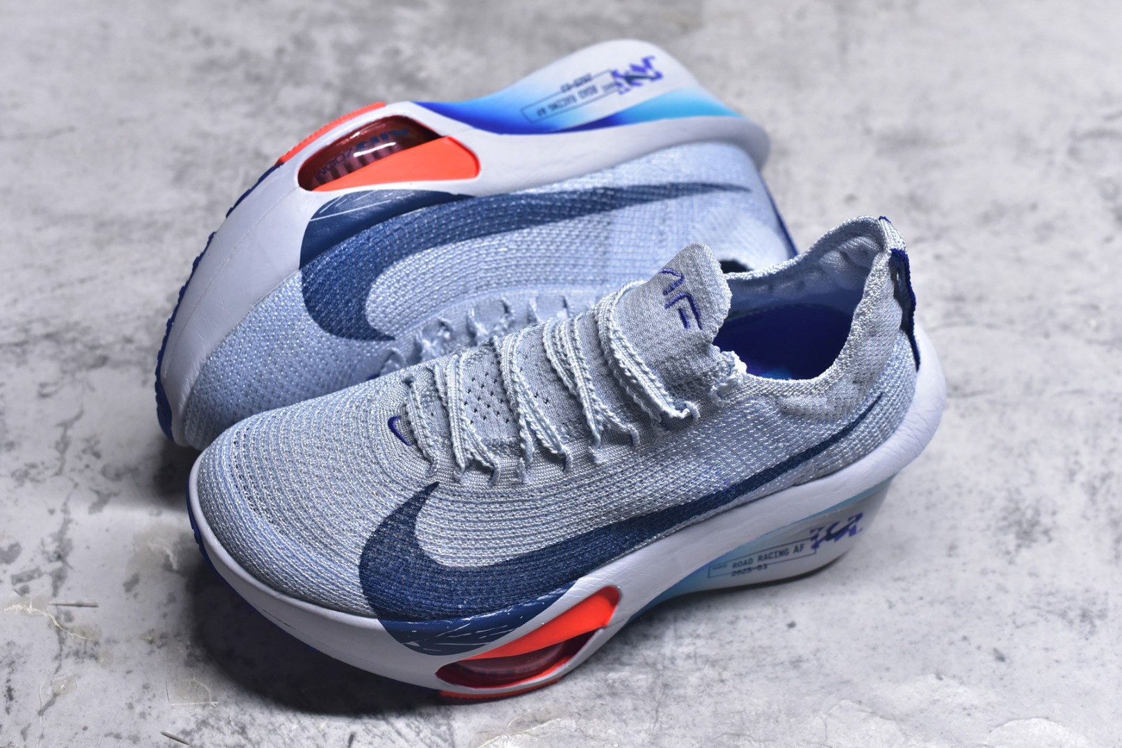 图片[7]-#NK Air Zoom Alphafly NEXT% 3 2024全新马拉松超级跑鞋 有史以来最轻盈、测试次数最多的NK Alphafly 经过精英马拉松运动员的测试验证 并搭载Air Zoom气垫 旨在助力跑者实现突破 取得更佳的成绩 在开发过程中 Alphafly 3帮助耐克运动员凯尔文·基普图姆（Kelvin Kiptum）以2：00：35的成绩刷新了马拉松世界纪录 Alphafly的动力设计没有改变——Air Zoom气垫单元、Flyplate碳纤维板和ZoomX泡绵 但是整体系统的制作方法略有调整 优化和提升了对运动员的帮助 主要更新包括一体式鞋底 提供顺畅稳定的“后跟到脚趾”过渡；更宽的全长Flyplate碳纤维板提供稳定助推力 全新Fast Shot外底保证出色牵引力和抓地力 全新Atomknit 3.0鞋面提供更强的控制力、透气性和中足支撑力 尺码：36-46-选品中心