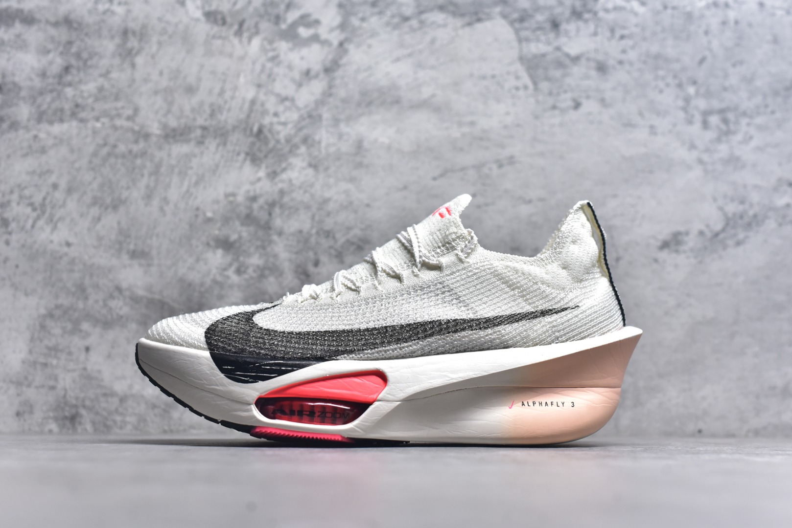 #NK Air Zoom Alphafly NEXT% 3 2024全新马拉松超级跑鞋 有史以来最轻盈、测试次数最多的NK Alphafly 经过精英马拉松运动员的测试验证 并搭载Air Zoom气垫 旨在助力跑者实现突破 取得更佳的成绩 在开发过程中 Alphafly 3帮助耐克运动员凯尔文·基普图姆（Kelvin Kiptum）以2：00：35的成绩刷新了马拉松世界纪录 Alphafly的动力设计没有改变——Air Zoom气垫单元、Flyplate碳纤维板和ZoomX泡绵 但是整体系统的制作方法略有调整 优化和提升了对运动员的帮助 主要更新包括一体式鞋底 提供顺畅稳定的“后跟到脚趾”过渡；更宽的全长Flyplate碳纤维板提供稳定助推力 全新Fast Shot外底保证出色牵引力和抓地力 全新Atomknit 3.0鞋面提供更强的控制力、透气性和中足支撑力 尺码：36-46-选品中心