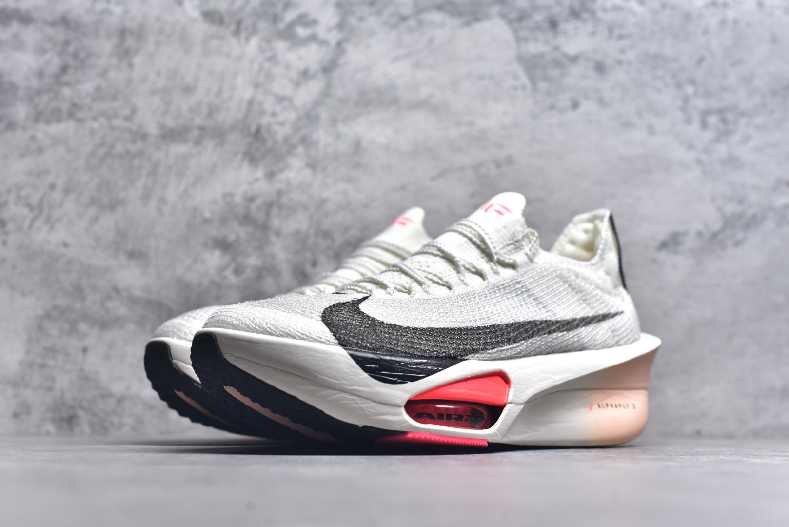 图片[2]-#NK Air Zoom Alphafly NEXT% 3 2024全新马拉松超级跑鞋 有史以来最轻盈、测试次数最多的NK Alphafly 经过精英马拉松运动员的测试验证 并搭载Air Zoom气垫 旨在助力跑者实现突破 取得更佳的成绩 在开发过程中 Alphafly 3帮助耐克运动员凯尔文·基普图姆（Kelvin Kiptum）以2：00：35的成绩刷新了马拉松世界纪录 Alphafly的动力设计没有改变——Air Zoom气垫单元、Flyplate碳纤维板和ZoomX泡绵 但是整体系统的制作方法略有调整 优化和提升了对运动员的帮助 主要更新包括一体式鞋底 提供顺畅稳定的“后跟到脚趾”过渡；更宽的全长Flyplate碳纤维板提供稳定助推力 全新Fast Shot外底保证出色牵引力和抓地力 全新Atomknit 3.0鞋面提供更强的控制力、透气性和中足支撑力 尺码：36-46-选品中心