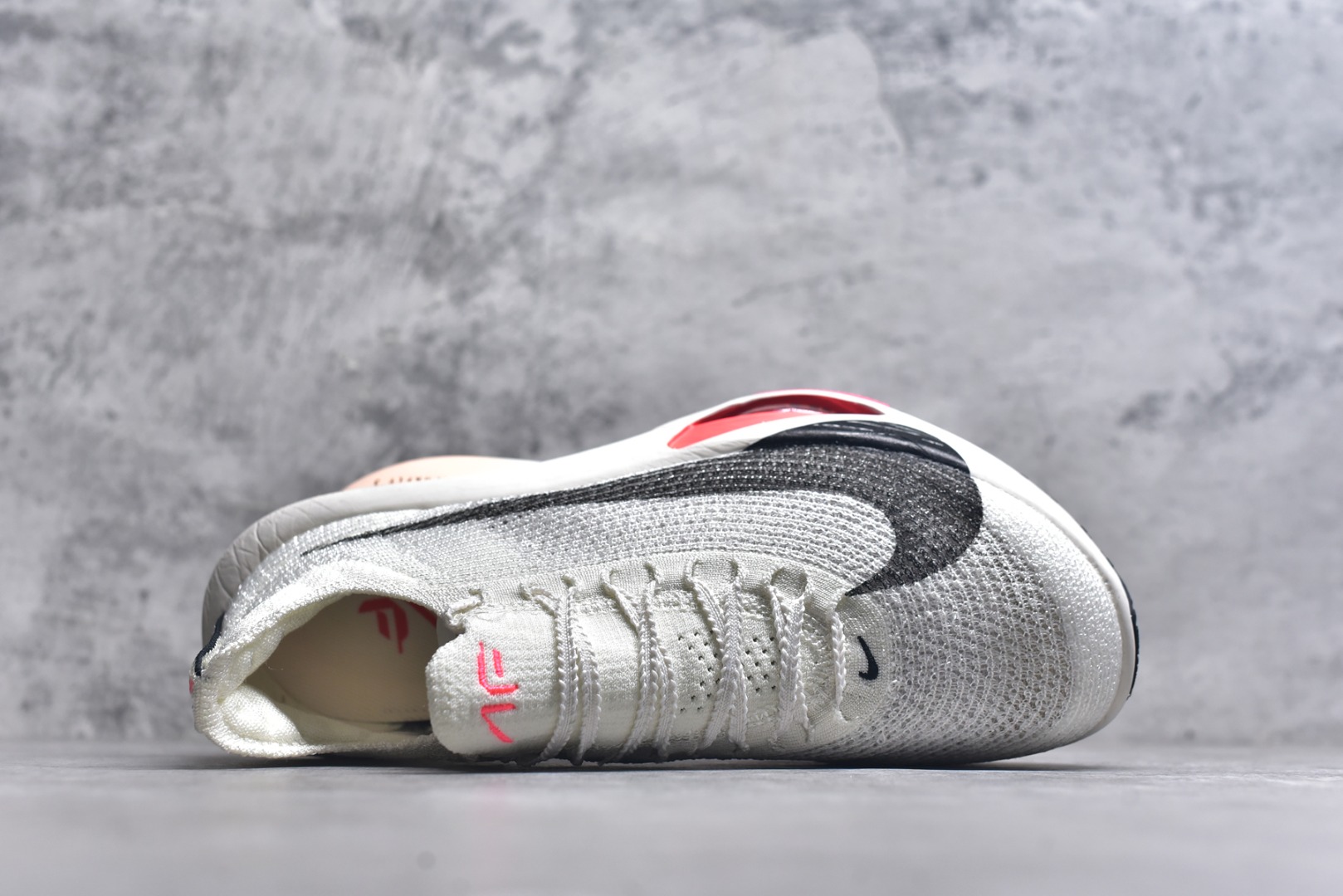 图片[4]-#NK Air Zoom Alphafly NEXT% 3 2024全新马拉松超级跑鞋 有史以来最轻盈、测试次数最多的NK Alphafly 经过精英马拉松运动员的测试验证 并搭载Air Zoom气垫 旨在助力跑者实现突破 取得更佳的成绩 在开发过程中 Alphafly 3帮助耐克运动员凯尔文·基普图姆（Kelvin Kiptum）以2：00：35的成绩刷新了马拉松世界纪录 Alphafly的动力设计没有改变——Air Zoom气垫单元、Flyplate碳纤维板和ZoomX泡绵 但是整体系统的制作方法略有调整 优化和提升了对运动员的帮助 主要更新包括一体式鞋底 提供顺畅稳定的“后跟到脚趾”过渡；更宽的全长Flyplate碳纤维板提供稳定助推力 全新Fast Shot外底保证出色牵引力和抓地力 全新Atomknit 3.0鞋面提供更强的控制力、透气性和中足支撑力 尺码：36-46-选品中心