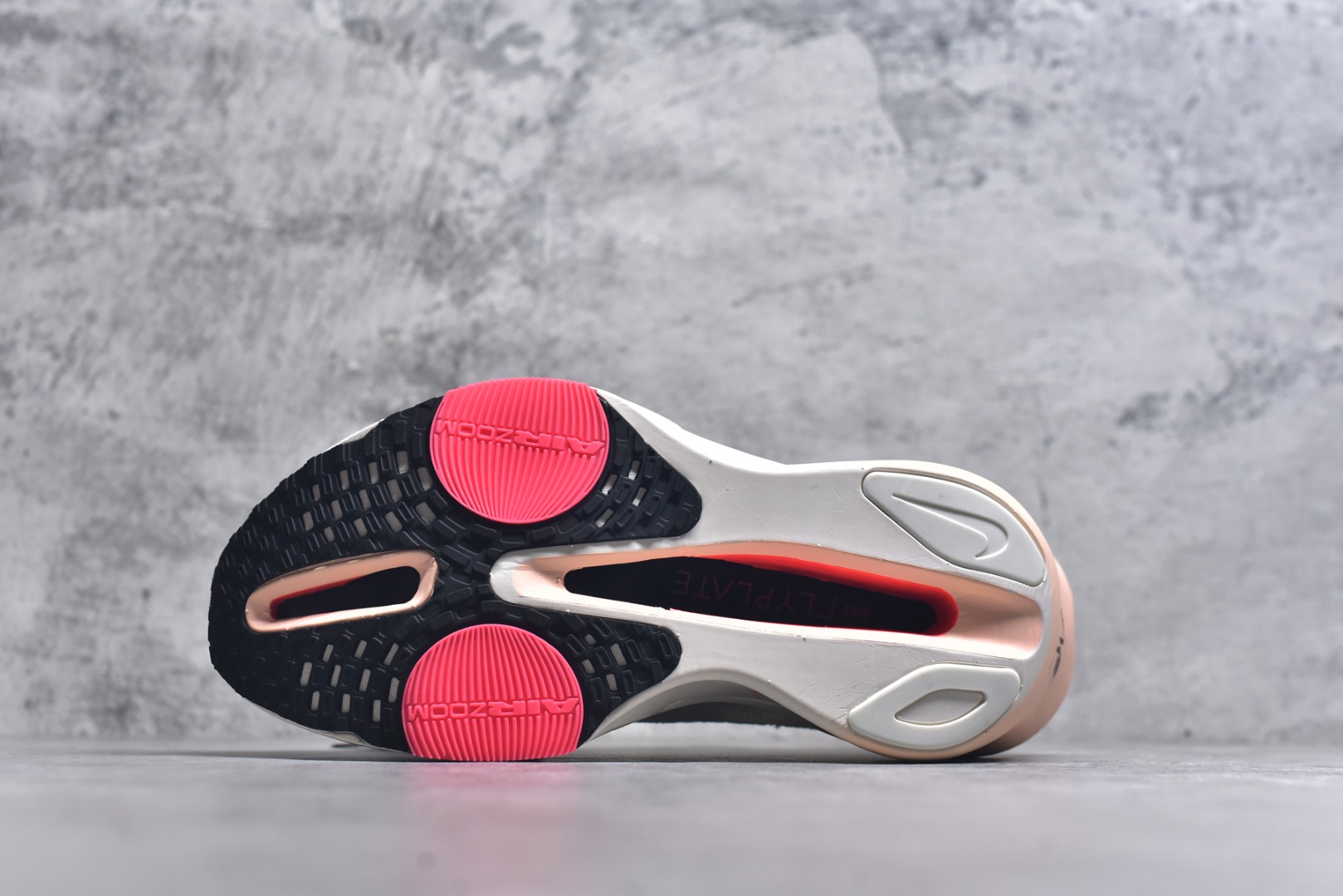 图片[6]-#NK Air Zoom Alphafly NEXT% 3 2024全新马拉松超级跑鞋 有史以来最轻盈、测试次数最多的NK Alphafly 经过精英马拉松运动员的测试验证 并搭载Air Zoom气垫 旨在助力跑者实现突破 取得更佳的成绩 在开发过程中 Alphafly 3帮助耐克运动员凯尔文·基普图姆（Kelvin Kiptum）以2：00：35的成绩刷新了马拉松世界纪录 Alphafly的动力设计没有改变——Air Zoom气垫单元、Flyplate碳纤维板和ZoomX泡绵 但是整体系统的制作方法略有调整 优化和提升了对运动员的帮助 主要更新包括一体式鞋底 提供顺畅稳定的“后跟到脚趾”过渡；更宽的全长Flyplate碳纤维板提供稳定助推力 全新Fast Shot外底保证出色牵引力和抓地力 全新Atomknit 3.0鞋面提供更强的控制力、透气性和中足支撑力 尺码：36-46-选品中心