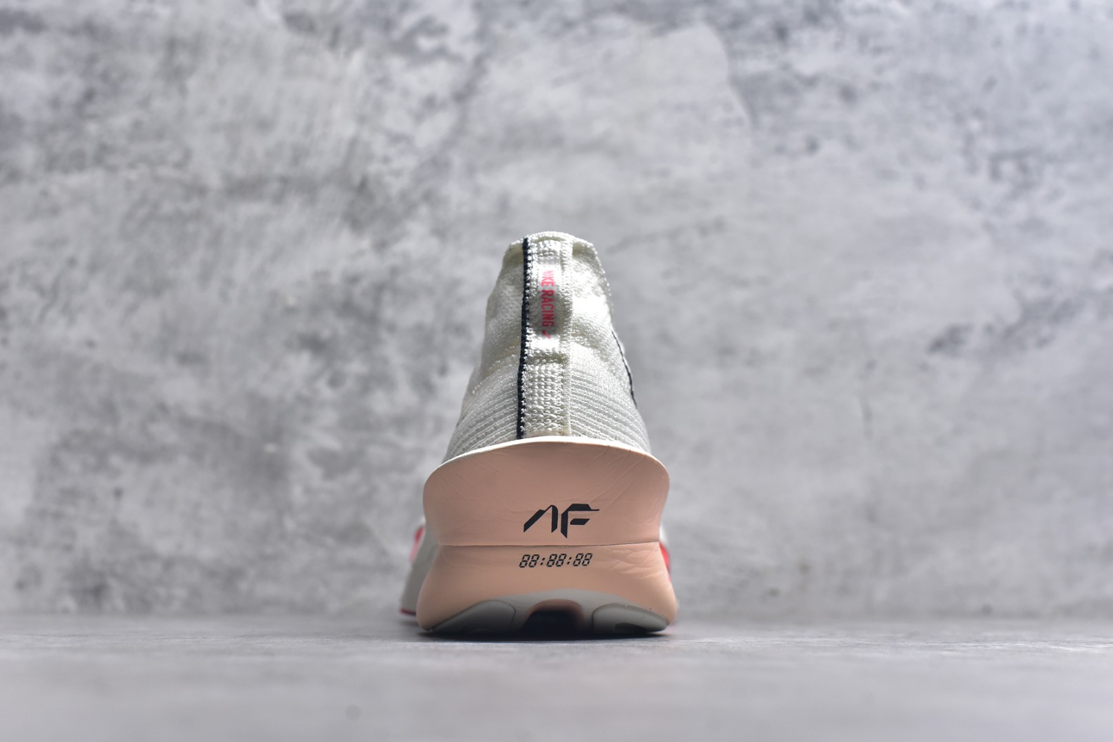 图片[5]-#NK Air Zoom Alphafly NEXT% 3 2024全新马拉松超级跑鞋 有史以来最轻盈、测试次数最多的NK Alphafly 经过精英马拉松运动员的测试验证 并搭载Air Zoom气垫 旨在助力跑者实现突破 取得更佳的成绩 在开发过程中 Alphafly 3帮助耐克运动员凯尔文·基普图姆（Kelvin Kiptum）以2：00：35的成绩刷新了马拉松世界纪录 Alphafly的动力设计没有改变——Air Zoom气垫单元、Flyplate碳纤维板和ZoomX泡绵 但是整体系统的制作方法略有调整 优化和提升了对运动员的帮助 主要更新包括一体式鞋底 提供顺畅稳定的“后跟到脚趾”过渡；更宽的全长Flyplate碳纤维板提供稳定助推力 全新Fast Shot外底保证出色牵引力和抓地力 全新Atomknit 3.0鞋面提供更强的控制力、透气性和中足支撑力 尺码：36-46-选品中心