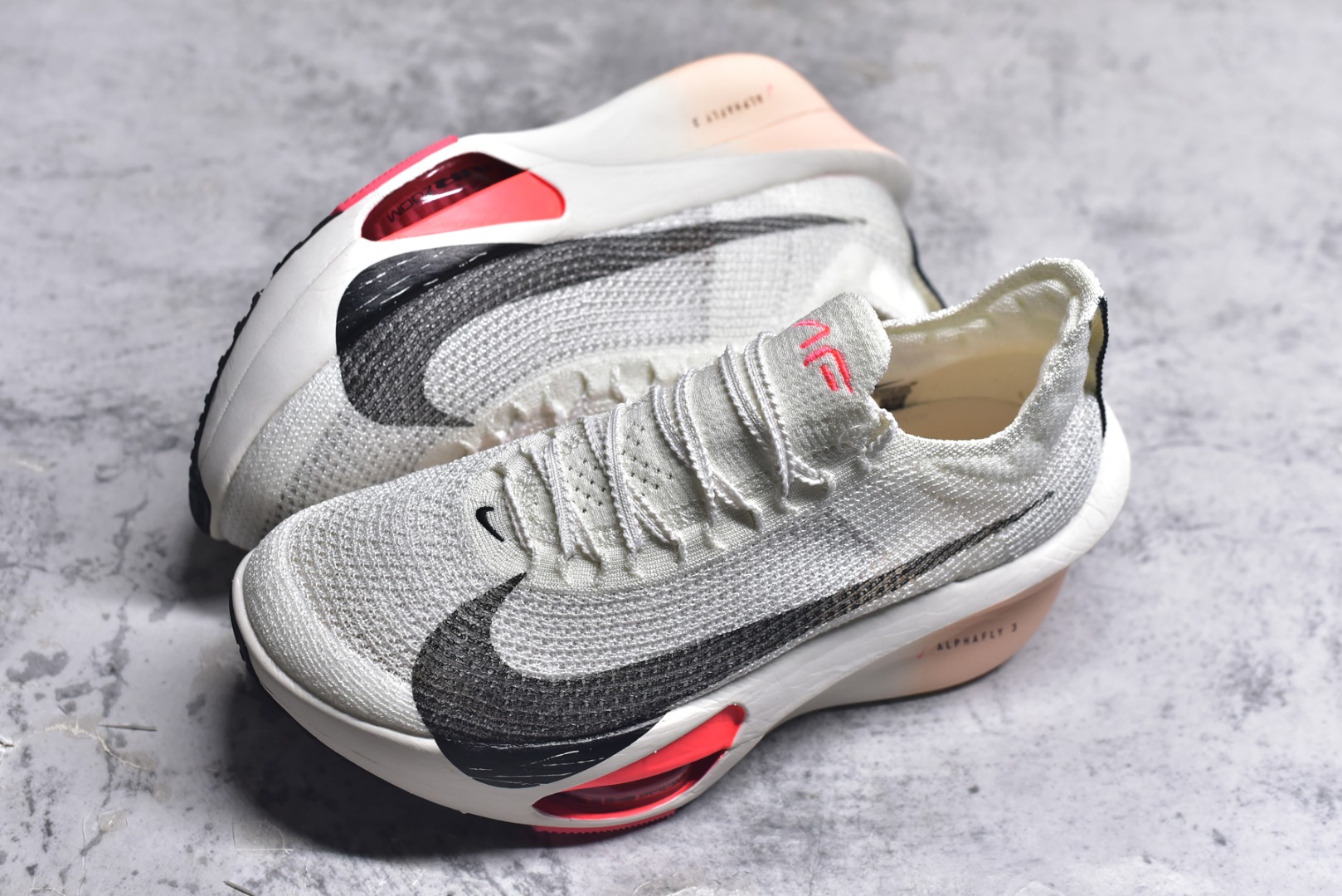 图片[7]-#NK Air Zoom Alphafly NEXT% 3 2024全新马拉松超级跑鞋 有史以来最轻盈、测试次数最多的NK Alphafly 经过精英马拉松运动员的测试验证 并搭载Air Zoom气垫 旨在助力跑者实现突破 取得更佳的成绩 在开发过程中 Alphafly 3帮助耐克运动员凯尔文·基普图姆（Kelvin Kiptum）以2：00：35的成绩刷新了马拉松世界纪录 Alphafly的动力设计没有改变——Air Zoom气垫单元、Flyplate碳纤维板和ZoomX泡绵 但是整体系统的制作方法略有调整 优化和提升了对运动员的帮助 主要更新包括一体式鞋底 提供顺畅稳定的“后跟到脚趾”过渡；更宽的全长Flyplate碳纤维板提供稳定助推力 全新Fast Shot外底保证出色牵引力和抓地力 全新Atomknit 3.0鞋面提供更强的控制力、透气性和中足支撑力 尺码：36-46-选品中心