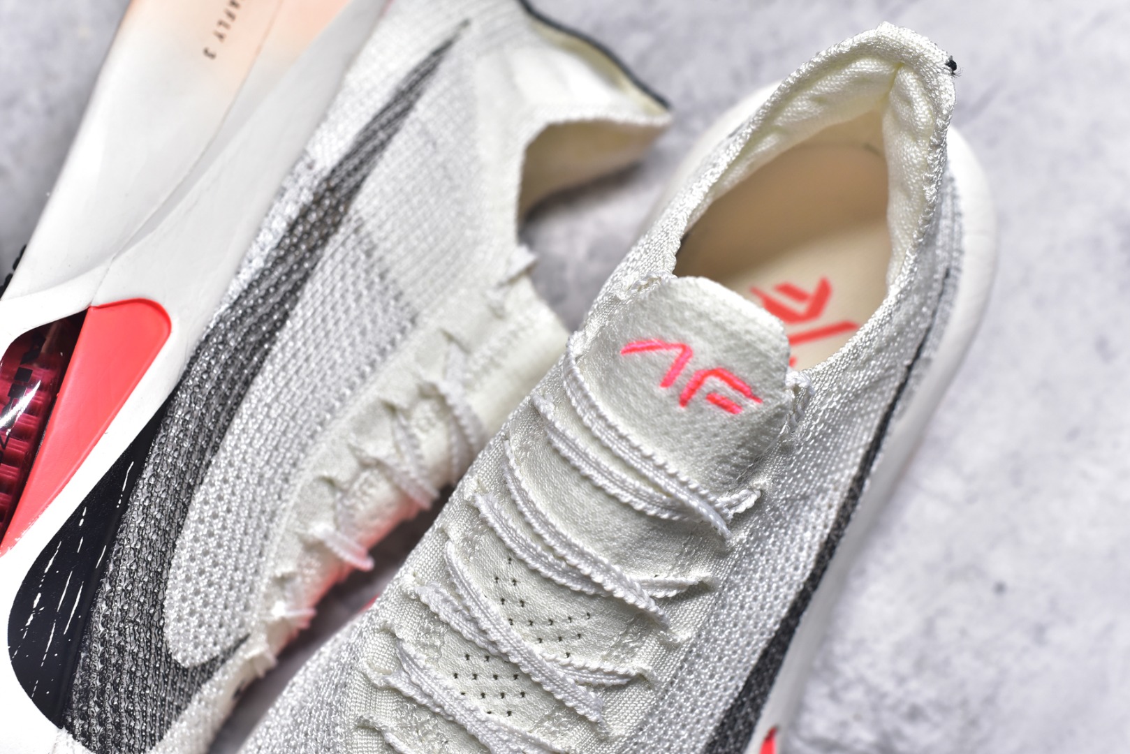 图片[9]-#NK Air Zoom Alphafly NEXT% 3 2024全新马拉松超级跑鞋 有史以来最轻盈、测试次数最多的NK Alphafly 经过精英马拉松运动员的测试验证 并搭载Air Zoom气垫 旨在助力跑者实现突破 取得更佳的成绩 在开发过程中 Alphafly 3帮助耐克运动员凯尔文·基普图姆（Kelvin Kiptum）以2：00：35的成绩刷新了马拉松世界纪录 Alphafly的动力设计没有改变——Air Zoom气垫单元、Flyplate碳纤维板和ZoomX泡绵 但是整体系统的制作方法略有调整 优化和提升了对运动员的帮助 主要更新包括一体式鞋底 提供顺畅稳定的“后跟到脚趾”过渡；更宽的全长Flyplate碳纤维板提供稳定助推力 全新Fast Shot外底保证出色牵引力和抓地力 全新Atomknit 3.0鞋面提供更强的控制力、透气性和中足支撑力 尺码：36-46-选品中心