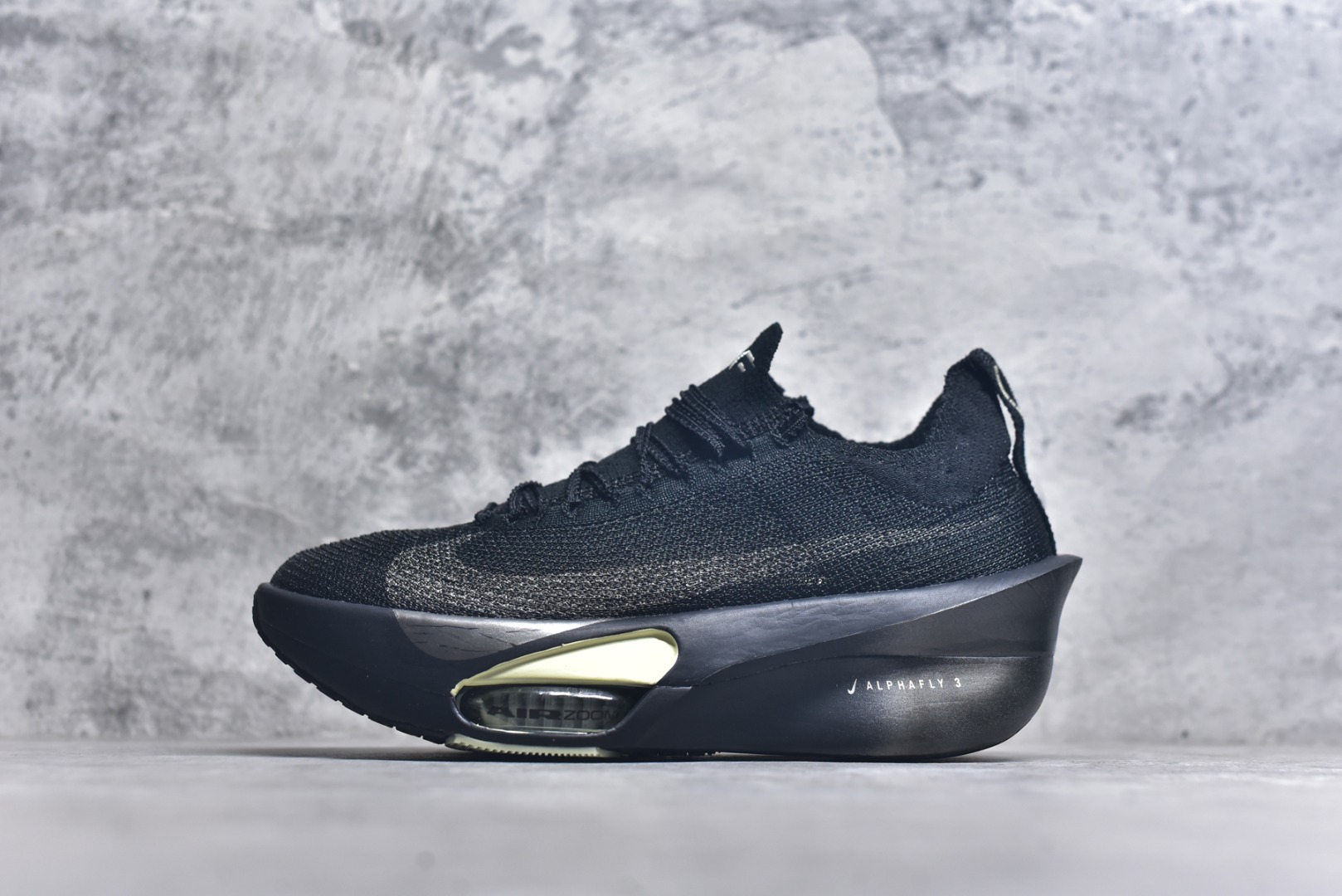 #NK Air Zoom Alphafly NEXT% 3 2024全新马拉松超级跑鞋 有史以来最轻盈、测试次数最多的NK Alphafly 经过精英马拉松运动员的测试验证 并搭载Air Zoom气垫 旨在助力跑者实现突破 取得更佳的成绩 在开发过程中 Alphafly 3帮助耐克运动员凯尔文·基普图姆（Kelvin Kiptum）以2：00：35的成绩刷新了马拉松世界纪录 Alphafly的动力设计没有改变——Air Zoom气垫单元、Flyplate碳纤维板和ZoomX泡绵 但是整体系统的制作方法略有调整 优化和提升了对运动员的帮助 主要更新包括一体式鞋底 提供顺畅稳定的“后跟到脚趾”过渡；更宽的全长Flyplate碳纤维板提供稳定助推力 全新Fast Shot外底保证出色牵引力和抓地力 全新Atomknit 3.0鞋面提供更强的控制力、透气性和中足支撑力 尺码：36-46-选品中心