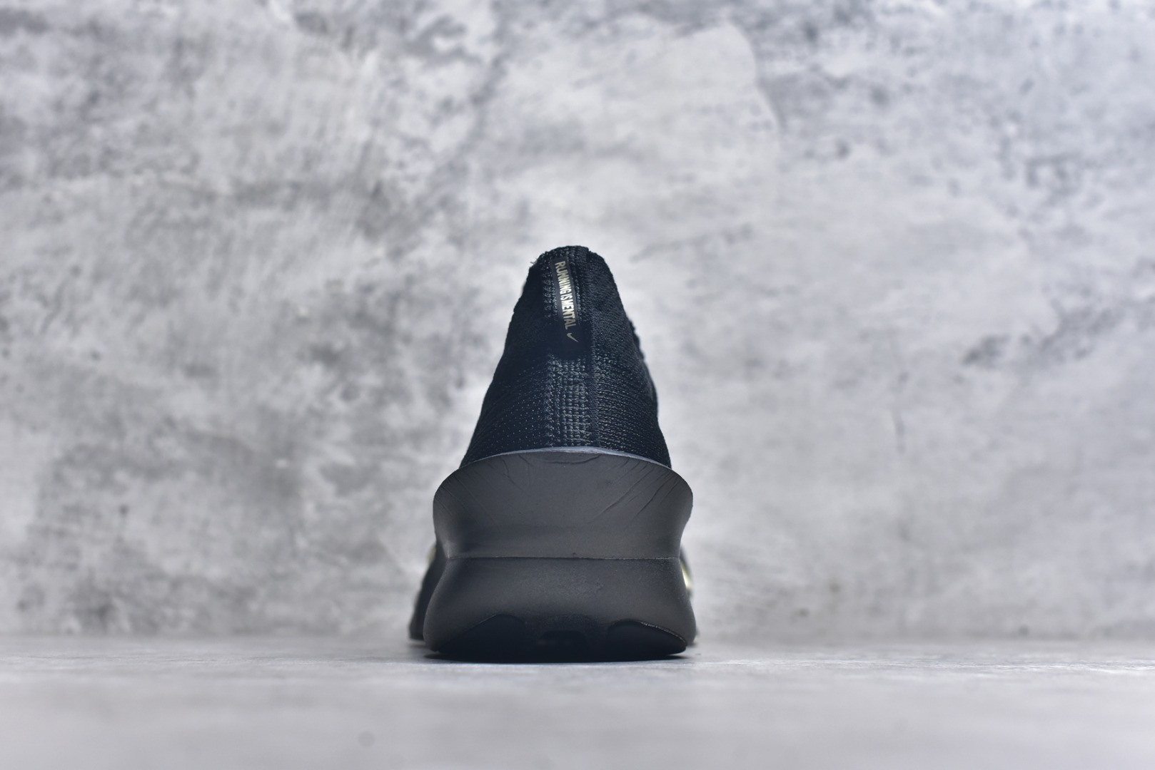 图片[5]-#NK Air Zoom Alphafly NEXT% 3 2024全新马拉松超级跑鞋 有史以来最轻盈、测试次数最多的NK Alphafly 经过精英马拉松运动员的测试验证 并搭载Air Zoom气垫 旨在助力跑者实现突破 取得更佳的成绩 在开发过程中 Alphafly 3帮助耐克运动员凯尔文·基普图姆（Kelvin Kiptum）以2：00：35的成绩刷新了马拉松世界纪录 Alphafly的动力设计没有改变——Air Zoom气垫单元、Flyplate碳纤维板和ZoomX泡绵 但是整体系统的制作方法略有调整 优化和提升了对运动员的帮助 主要更新包括一体式鞋底 提供顺畅稳定的“后跟到脚趾”过渡；更宽的全长Flyplate碳纤维板提供稳定助推力 全新Fast Shot外底保证出色牵引力和抓地力 全新Atomknit 3.0鞋面提供更强的控制力、透气性和中足支撑力 尺码：36-46-选品中心