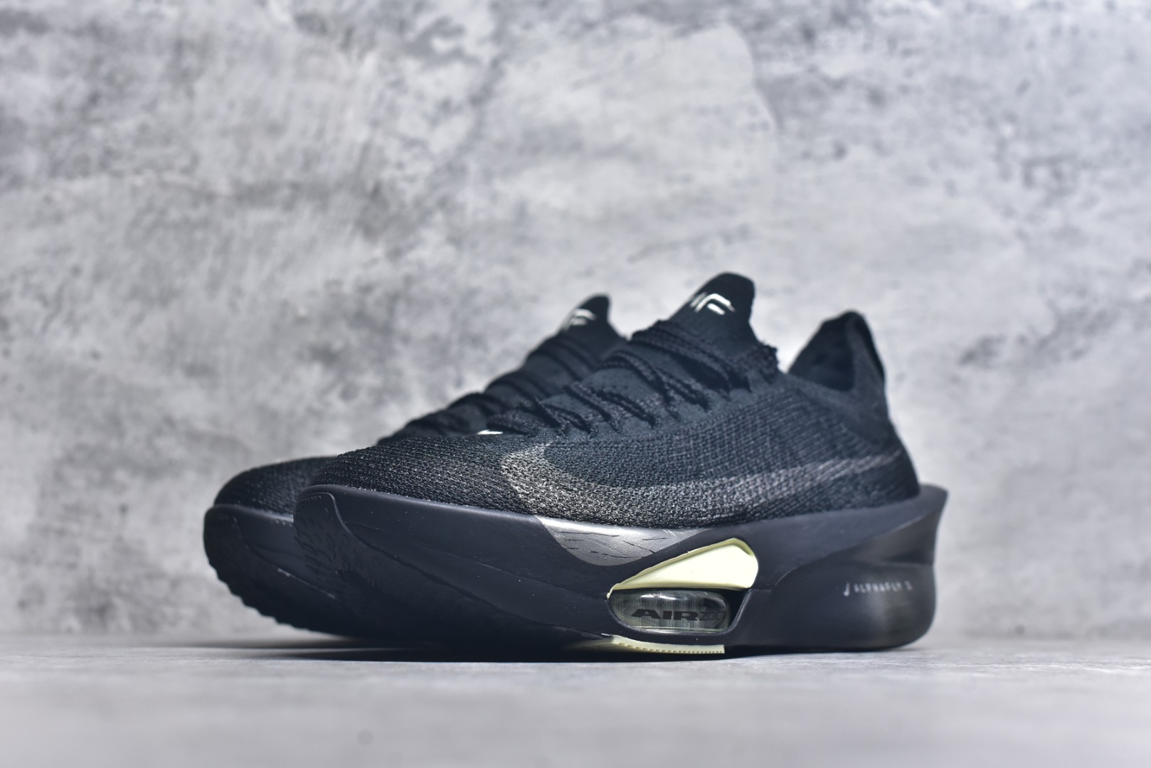 图片[2]-#NK Air Zoom Alphafly NEXT% 3 2024全新马拉松超级跑鞋 有史以来最轻盈、测试次数最多的NK Alphafly 经过精英马拉松运动员的测试验证 并搭载Air Zoom气垫 旨在助力跑者实现突破 取得更佳的成绩 在开发过程中 Alphafly 3帮助耐克运动员凯尔文·基普图姆（Kelvin Kiptum）以2：00：35的成绩刷新了马拉松世界纪录 Alphafly的动力设计没有改变——Air Zoom气垫单元、Flyplate碳纤维板和ZoomX泡绵 但是整体系统的制作方法略有调整 优化和提升了对运动员的帮助 主要更新包括一体式鞋底 提供顺畅稳定的“后跟到脚趾”过渡；更宽的全长Flyplate碳纤维板提供稳定助推力 全新Fast Shot外底保证出色牵引力和抓地力 全新Atomknit 3.0鞋面提供更强的控制力、透气性和中足支撑力 尺码：36-46-选品中心