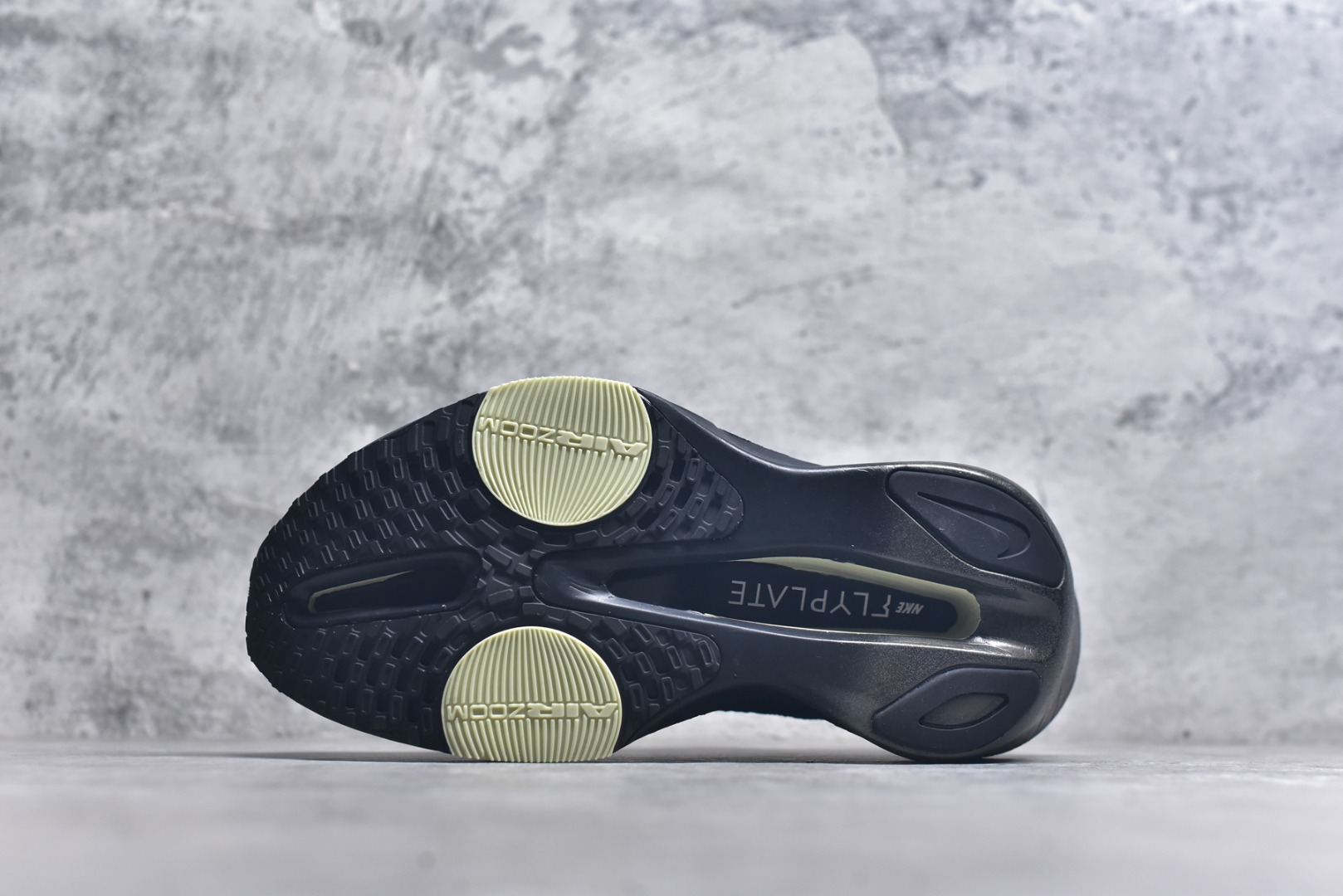 图片[6]-#NK Air Zoom Alphafly NEXT% 3 2024全新马拉松超级跑鞋 有史以来最轻盈、测试次数最多的NK Alphafly 经过精英马拉松运动员的测试验证 并搭载Air Zoom气垫 旨在助力跑者实现突破 取得更佳的成绩 在开发过程中 Alphafly 3帮助耐克运动员凯尔文·基普图姆（Kelvin Kiptum）以2：00：35的成绩刷新了马拉松世界纪录 Alphafly的动力设计没有改变——Air Zoom气垫单元、Flyplate碳纤维板和ZoomX泡绵 但是整体系统的制作方法略有调整 优化和提升了对运动员的帮助 主要更新包括一体式鞋底 提供顺畅稳定的“后跟到脚趾”过渡；更宽的全长Flyplate碳纤维板提供稳定助推力 全新Fast Shot外底保证出色牵引力和抓地力 全新Atomknit 3.0鞋面提供更强的控制力、透气性和中足支撑力 尺码：36-46-选品中心