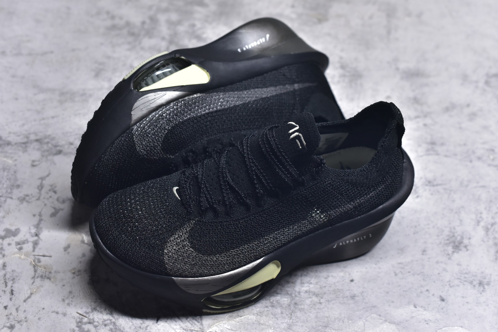 图片[7]-#NK Air Zoom Alphafly NEXT% 3 2024全新马拉松超级跑鞋 有史以来最轻盈、测试次数最多的NK Alphafly 经过精英马拉松运动员的测试验证 并搭载Air Zoom气垫 旨在助力跑者实现突破 取得更佳的成绩 在开发过程中 Alphafly 3帮助耐克运动员凯尔文·基普图姆（Kelvin Kiptum）以2：00：35的成绩刷新了马拉松世界纪录 Alphafly的动力设计没有改变——Air Zoom气垫单元、Flyplate碳纤维板和ZoomX泡绵 但是整体系统的制作方法略有调整 优化和提升了对运动员的帮助 主要更新包括一体式鞋底 提供顺畅稳定的“后跟到脚趾”过渡；更宽的全长Flyplate碳纤维板提供稳定助推力 全新Fast Shot外底保证出色牵引力和抓地力 全新Atomknit 3.0鞋面提供更强的控制力、透气性和中足支撑力 尺码：36-46-选品中心