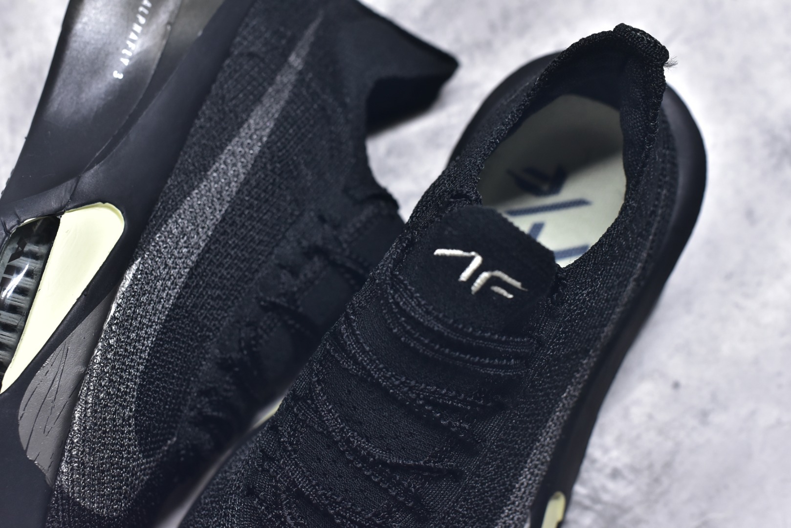 图片[9]-#NK Air Zoom Alphafly NEXT% 3 2024全新马拉松超级跑鞋 有史以来最轻盈、测试次数最多的NK Alphafly 经过精英马拉松运动员的测试验证 并搭载Air Zoom气垫 旨在助力跑者实现突破 取得更佳的成绩 在开发过程中 Alphafly 3帮助耐克运动员凯尔文·基普图姆（Kelvin Kiptum）以2：00：35的成绩刷新了马拉松世界纪录 Alphafly的动力设计没有改变——Air Zoom气垫单元、Flyplate碳纤维板和ZoomX泡绵 但是整体系统的制作方法略有调整 优化和提升了对运动员的帮助 主要更新包括一体式鞋底 提供顺畅稳定的“后跟到脚趾”过渡；更宽的全长Flyplate碳纤维板提供稳定助推力 全新Fast Shot外底保证出色牵引力和抓地力 全新Atomknit 3.0鞋面提供更强的控制力、透气性和中足支撑力 尺码：36-46-选品中心