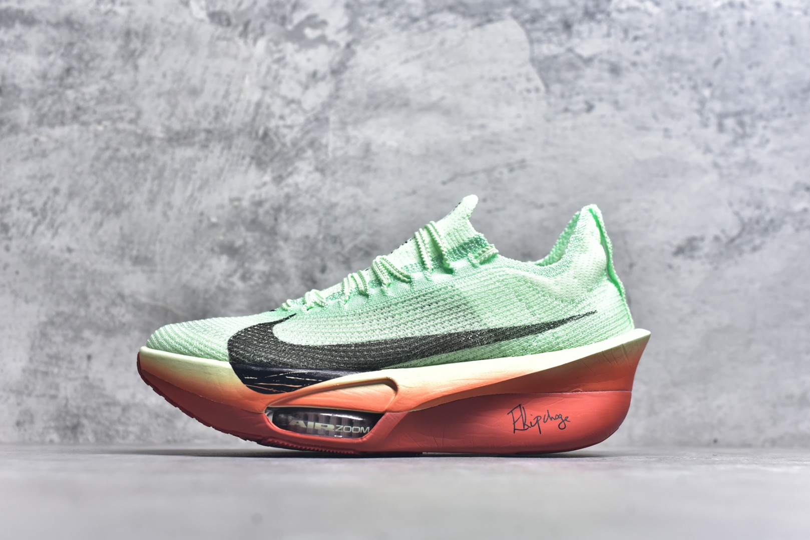 #NK Air Zoom Alphafly NEXT% 3 2024全新马拉松超级跑鞋 有史以来最轻盈、测试次数最多的NK Alphafly 经过精英马拉松运动员的测试验证 并搭载Air Zoom气垫 旨在助力跑者实现突破 取得更佳的成绩 在开发过程中 Alphafly 3帮助耐克运动员凯尔文·基普图姆（Kelvin Kiptum）以2：00：35的成绩刷新了马拉松世界纪录 Alphafly的动力设计没有改变——Air Zoom气垫单元、Flyplate碳纤维板和ZoomX泡绵 但是整体系统的制作方法略有调整 优化和提升了对运动员的帮助 主要更新包括一体式鞋底 提供顺畅稳定的“后跟到脚趾”过渡；更宽的全长Flyplate碳纤维板提供稳定助推力 全新Fast Shot外底保证出色牵引力和抓地力 全新Atomknit 3.0鞋面提供更强的控制力、透气性和中足支撑力 尺码：36-46-选品中心