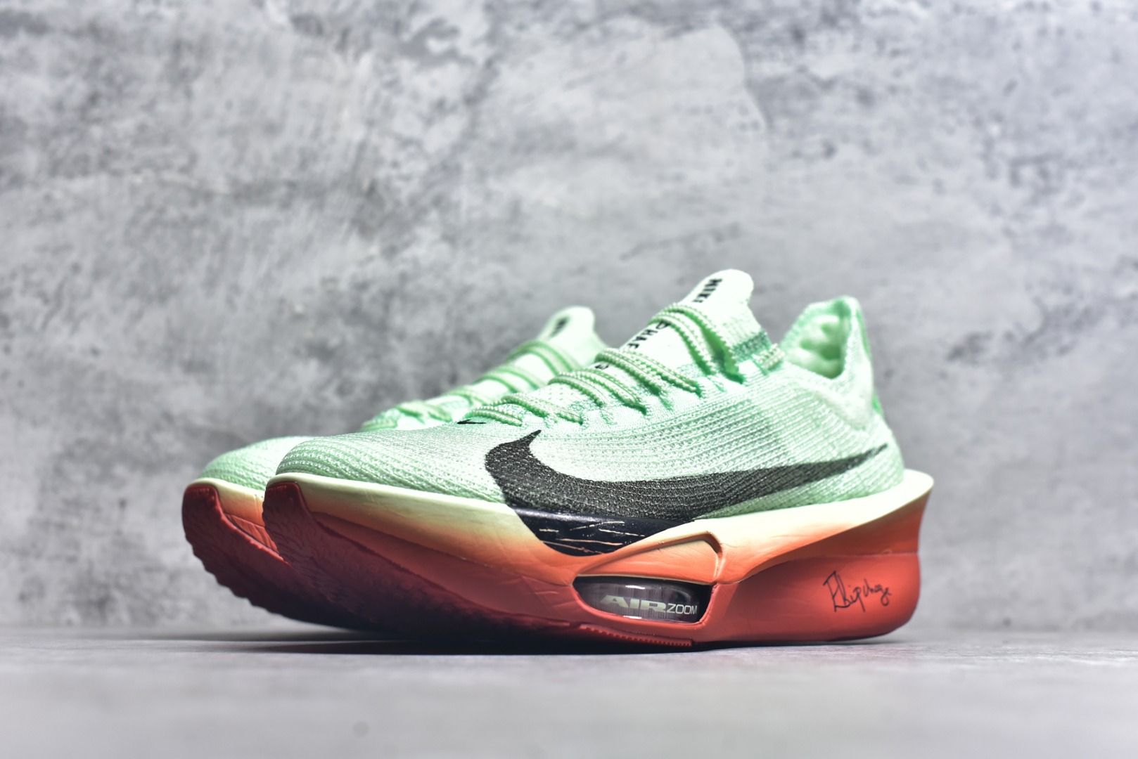 图片[2]-#NK Air Zoom Alphafly NEXT% 3 2024全新马拉松超级跑鞋 有史以来最轻盈、测试次数最多的NK Alphafly 经过精英马拉松运动员的测试验证 并搭载Air Zoom气垫 旨在助力跑者实现突破 取得更佳的成绩 在开发过程中 Alphafly 3帮助耐克运动员凯尔文·基普图姆（Kelvin Kiptum）以2：00：35的成绩刷新了马拉松世界纪录 Alphafly的动力设计没有改变——Air Zoom气垫单元、Flyplate碳纤维板和ZoomX泡绵 但是整体系统的制作方法略有调整 优化和提升了对运动员的帮助 主要更新包括一体式鞋底 提供顺畅稳定的“后跟到脚趾”过渡；更宽的全长Flyplate碳纤维板提供稳定助推力 全新Fast Shot外底保证出色牵引力和抓地力 全新Atomknit 3.0鞋面提供更强的控制力、透气性和中足支撑力 尺码：36-46-选品中心