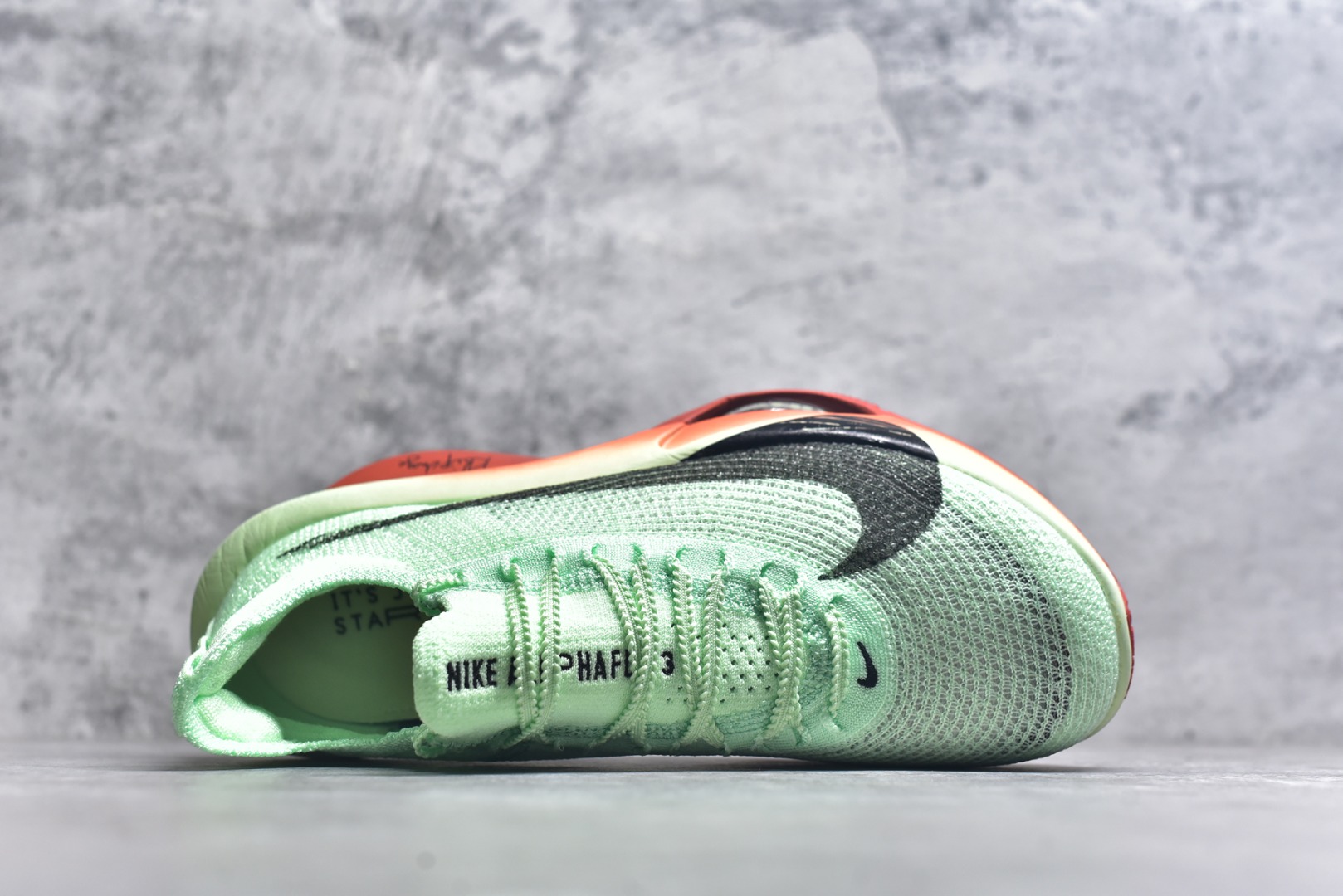 图片[4]-#NK Air Zoom Alphafly NEXT% 3 2024全新马拉松超级跑鞋 有史以来最轻盈、测试次数最多的NK Alphafly 经过精英马拉松运动员的测试验证 并搭载Air Zoom气垫 旨在助力跑者实现突破 取得更佳的成绩 在开发过程中 Alphafly 3帮助耐克运动员凯尔文·基普图姆（Kelvin Kiptum）以2：00：35的成绩刷新了马拉松世界纪录 Alphafly的动力设计没有改变——Air Zoom气垫单元、Flyplate碳纤维板和ZoomX泡绵 但是整体系统的制作方法略有调整 优化和提升了对运动员的帮助 主要更新包括一体式鞋底 提供顺畅稳定的“后跟到脚趾”过渡；更宽的全长Flyplate碳纤维板提供稳定助推力 全新Fast Shot外底保证出色牵引力和抓地力 全新Atomknit 3.0鞋面提供更强的控制力、透气性和中足支撑力 尺码：36-46-选品中心