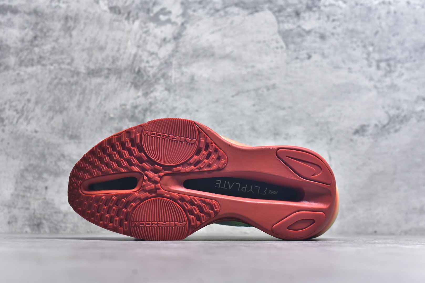 图片[6]-#NK Air Zoom Alphafly NEXT% 3 2024全新马拉松超级跑鞋 有史以来最轻盈、测试次数最多的NK Alphafly 经过精英马拉松运动员的测试验证 并搭载Air Zoom气垫 旨在助力跑者实现突破 取得更佳的成绩 在开发过程中 Alphafly 3帮助耐克运动员凯尔文·基普图姆（Kelvin Kiptum）以2：00：35的成绩刷新了马拉松世界纪录 Alphafly的动力设计没有改变——Air Zoom气垫单元、Flyplate碳纤维板和ZoomX泡绵 但是整体系统的制作方法略有调整 优化和提升了对运动员的帮助 主要更新包括一体式鞋底 提供顺畅稳定的“后跟到脚趾”过渡；更宽的全长Flyplate碳纤维板提供稳定助推力 全新Fast Shot外底保证出色牵引力和抓地力 全新Atomknit 3.0鞋面提供更强的控制力、透气性和中足支撑力 尺码：36-46-选品中心