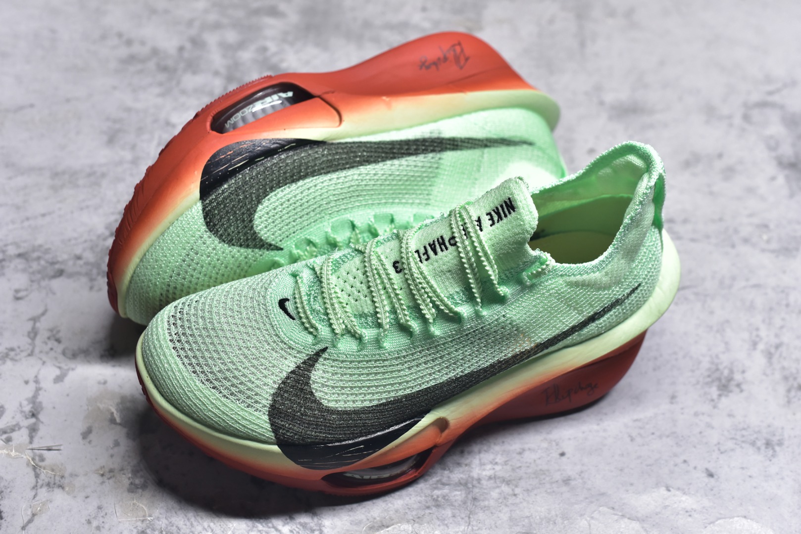 图片[7]-#NK Air Zoom Alphafly NEXT% 3 2024全新马拉松超级跑鞋 有史以来最轻盈、测试次数最多的NK Alphafly 经过精英马拉松运动员的测试验证 并搭载Air Zoom气垫 旨在助力跑者实现突破 取得更佳的成绩 在开发过程中 Alphafly 3帮助耐克运动员凯尔文·基普图姆（Kelvin Kiptum）以2：00：35的成绩刷新了马拉松世界纪录 Alphafly的动力设计没有改变——Air Zoom气垫单元、Flyplate碳纤维板和ZoomX泡绵 但是整体系统的制作方法略有调整 优化和提升了对运动员的帮助 主要更新包括一体式鞋底 提供顺畅稳定的“后跟到脚趾”过渡；更宽的全长Flyplate碳纤维板提供稳定助推力 全新Fast Shot外底保证出色牵引力和抓地力 全新Atomknit 3.0鞋面提供更强的控制力、透气性和中足支撑力 尺码：36-46-选品中心