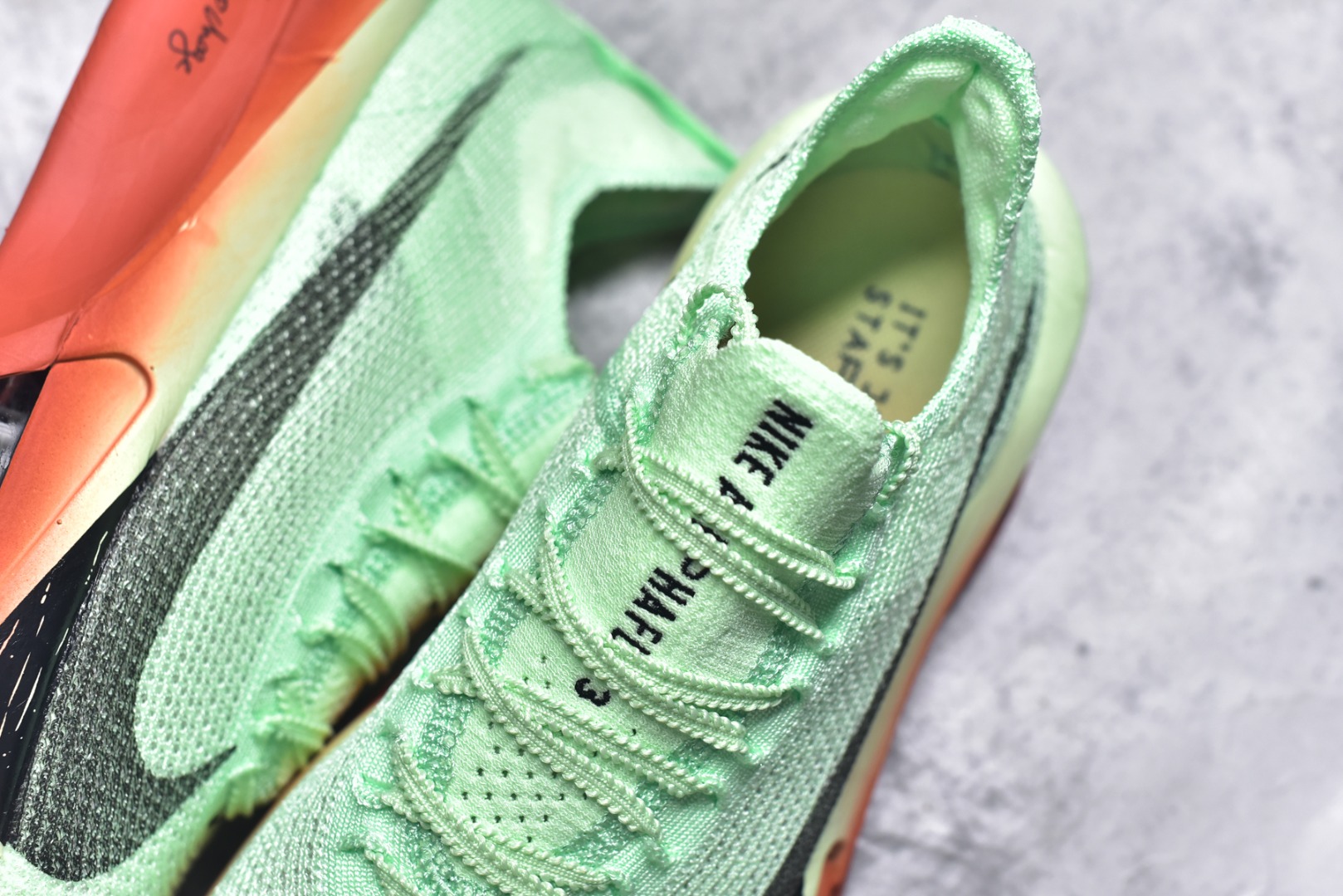 图片[9]-#NK Air Zoom Alphafly NEXT% 3 2024全新马拉松超级跑鞋 有史以来最轻盈、测试次数最多的NK Alphafly 经过精英马拉松运动员的测试验证 并搭载Air Zoom气垫 旨在助力跑者实现突破 取得更佳的成绩 在开发过程中 Alphafly 3帮助耐克运动员凯尔文·基普图姆（Kelvin Kiptum）以2：00：35的成绩刷新了马拉松世界纪录 Alphafly的动力设计没有改变——Air Zoom气垫单元、Flyplate碳纤维板和ZoomX泡绵 但是整体系统的制作方法略有调整 优化和提升了对运动员的帮助 主要更新包括一体式鞋底 提供顺畅稳定的“后跟到脚趾”过渡；更宽的全长Flyplate碳纤维板提供稳定助推力 全新Fast Shot外底保证出色牵引力和抓地力 全新Atomknit 3.0鞋面提供更强的控制力、透气性和中足支撑力 尺码：36-46-选品中心