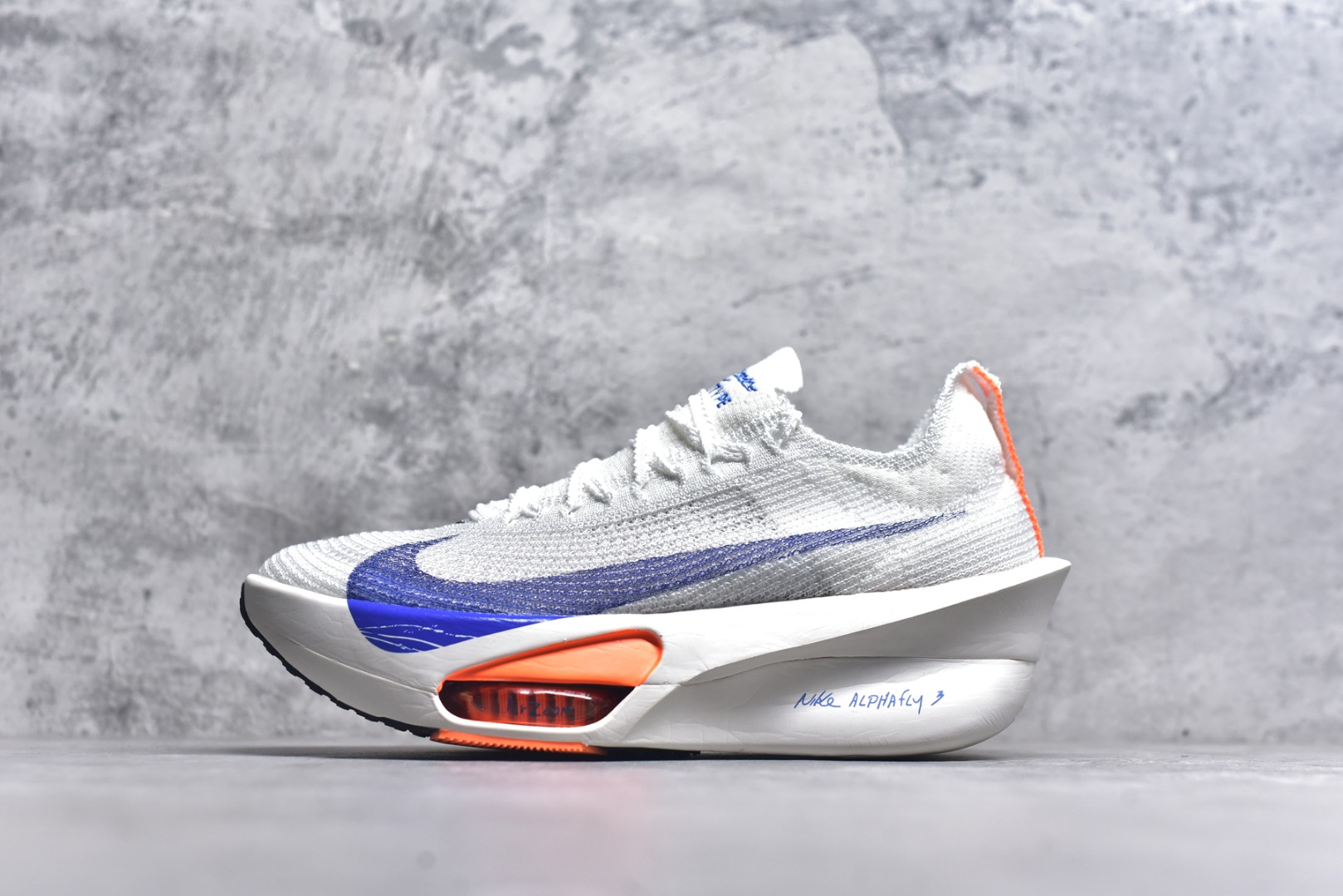 #NK Air Zoom Alphafly NEXT% 3 2024全新马拉松超级跑鞋 有史以来最轻盈、测试次数最多的NK Alphafly 经过精英马拉松运动员的测试验证 并搭载Air Zoom气垫 旨在助力跑者实现突破 取得更佳的成绩 在开发过程中 Alphafly 3帮助耐克运动员凯尔文·基普图姆（Kelvin Kiptum）以2：00：35的成绩刷新了马拉松世界纪录 Alphafly的动力设计没有改变——Air Zoom气垫单元、Flyplate碳纤维板和ZoomX泡绵 但是整体系统的制作方法略有调整 优化和提升了对运动员的帮助 主要更新包括一体式鞋底 提供顺畅稳定的“后跟到脚趾”过渡；更宽的全长Flyplate碳纤维板提供稳定助推力 全新Fast Shot外底保证出色牵引力和抓地力 全新Atomknit 3.0鞋面提供更强的控制力、透气性和中足支撑力 尺码：36-46-选品中心