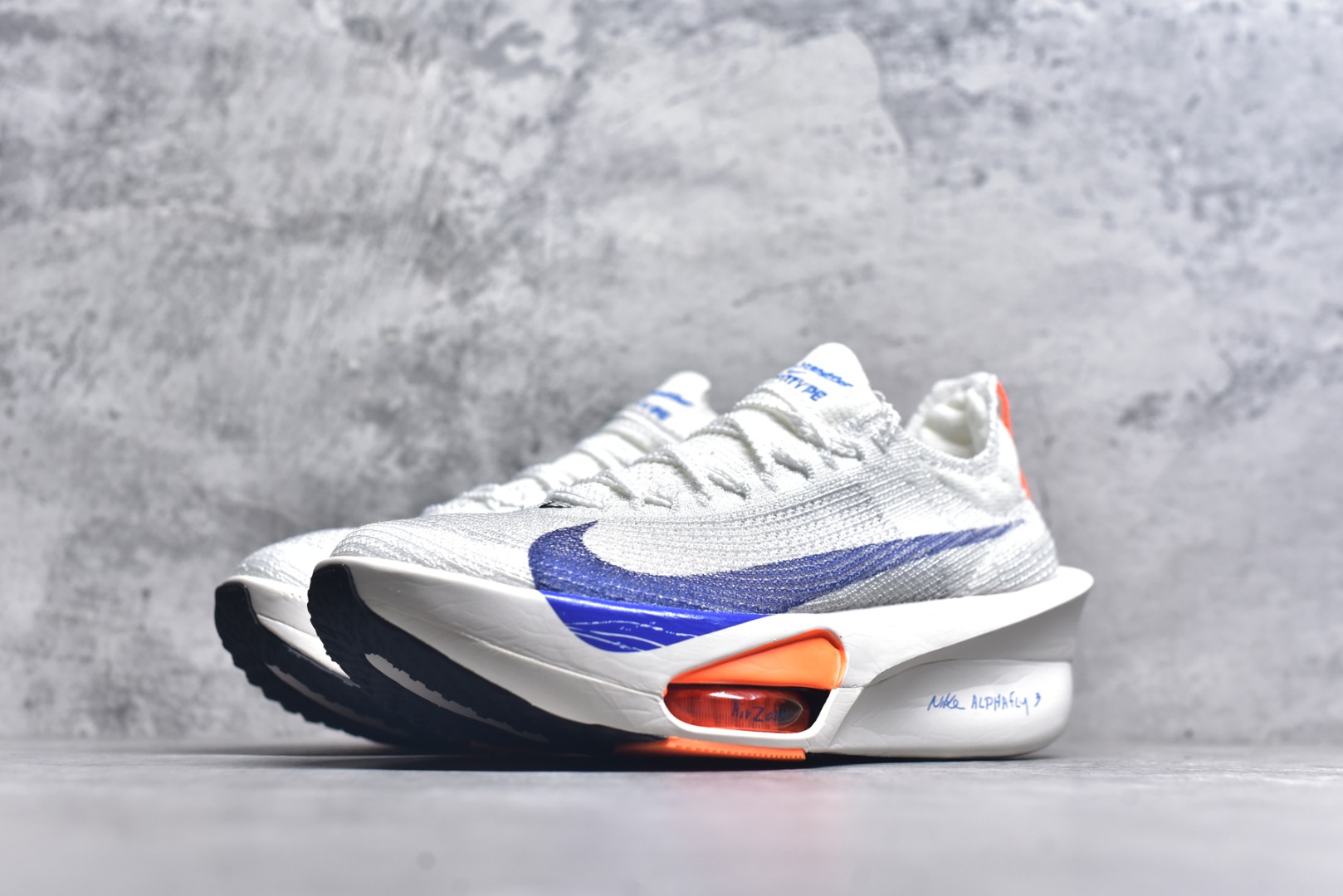 图片[2]-#NK Air Zoom Alphafly NEXT% 3 2024全新马拉松超级跑鞋 有史以来最轻盈、测试次数最多的NK Alphafly 经过精英马拉松运动员的测试验证 并搭载Air Zoom气垫 旨在助力跑者实现突破 取得更佳的成绩 在开发过程中 Alphafly 3帮助耐克运动员凯尔文·基普图姆（Kelvin Kiptum）以2：00：35的成绩刷新了马拉松世界纪录 Alphafly的动力设计没有改变——Air Zoom气垫单元、Flyplate碳纤维板和ZoomX泡绵 但是整体系统的制作方法略有调整 优化和提升了对运动员的帮助 主要更新包括一体式鞋底 提供顺畅稳定的“后跟到脚趾”过渡；更宽的全长Flyplate碳纤维板提供稳定助推力 全新Fast Shot外底保证出色牵引力和抓地力 全新Atomknit 3.0鞋面提供更强的控制力、透气性和中足支撑力 尺码：36-46-选品中心