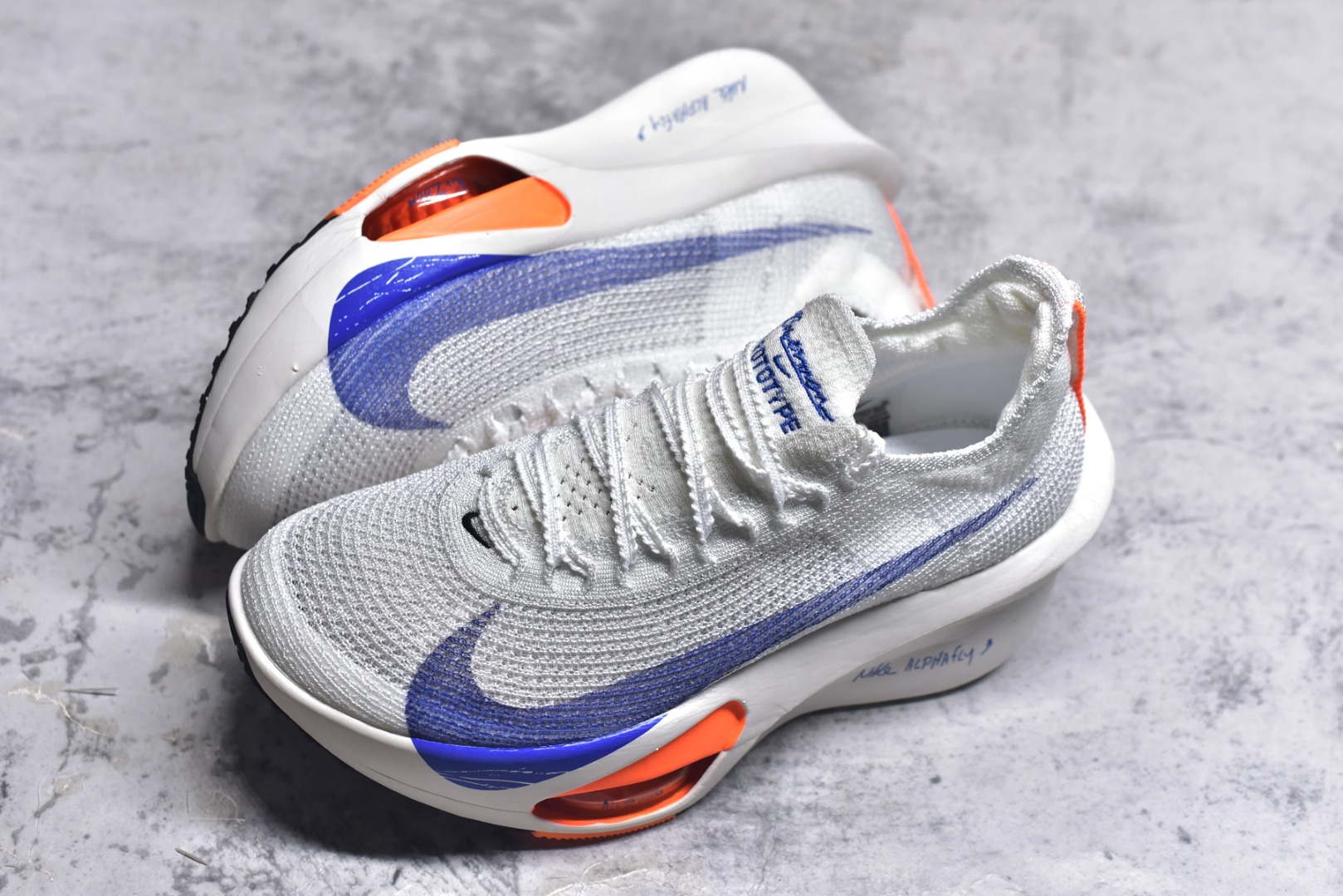 图片[7]-#NK Air Zoom Alphafly NEXT% 3 2024全新马拉松超级跑鞋 有史以来最轻盈、测试次数最多的NK Alphafly 经过精英马拉松运动员的测试验证 并搭载Air Zoom气垫 旨在助力跑者实现突破 取得更佳的成绩 在开发过程中 Alphafly 3帮助耐克运动员凯尔文·基普图姆（Kelvin Kiptum）以2：00：35的成绩刷新了马拉松世界纪录 Alphafly的动力设计没有改变——Air Zoom气垫单元、Flyplate碳纤维板和ZoomX泡绵 但是整体系统的制作方法略有调整 优化和提升了对运动员的帮助 主要更新包括一体式鞋底 提供顺畅稳定的“后跟到脚趾”过渡；更宽的全长Flyplate碳纤维板提供稳定助推力 全新Fast Shot外底保证出色牵引力和抓地力 全新Atomknit 3.0鞋面提供更强的控制力、透气性和中足支撑力 尺码：36-46-选品中心