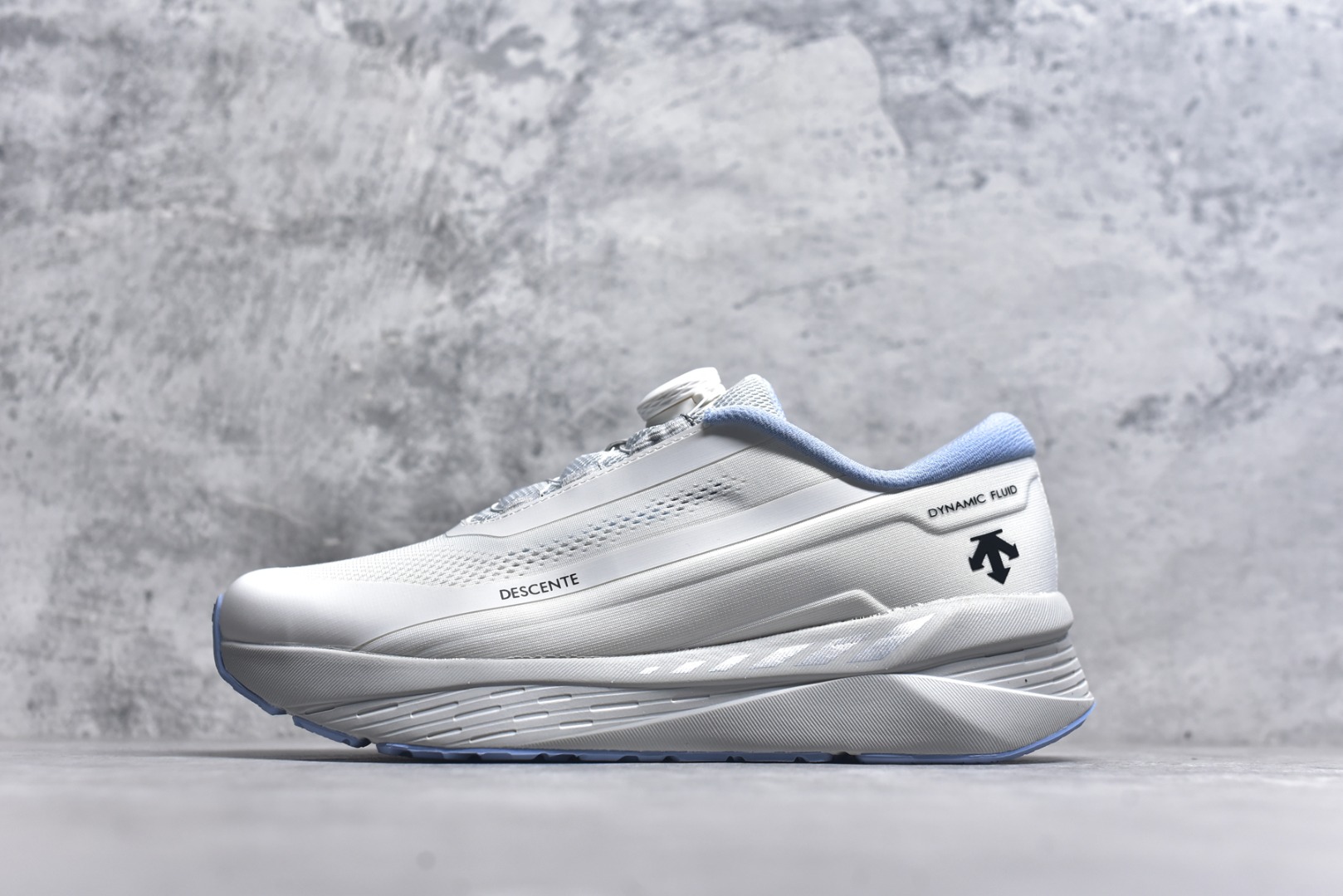 #DESCENTE Enerzite 迪桑特舒适百搭织物耐磨回弹低帮跑步鞋 DESCENTE（迪桑特）创立于1935年，品牌名取自法语词汇，意为“滑降”。品牌箭头标识代表滑雪的三种技术“高速直线滑行”、“穿越”和“侧滑”，也寓意品牌在打造高端专业运动产品中不断追求完美的创新精神，致力于成为中国高端专业滑雪、综训、女子、铁人三项、高尔夫的第一品牌。实拍调校N版已经零色差零失真 百分百还原实物色彩所见即所得 不存在货不对板色差等低级问题 选购参考实物拍摄 不混卖不参货 只用心做好货严格选品 承诺混一赔十 尺码：36 36.5 37.5 38 38.5 39 40 40.5 41 42 42.5 43 44 44.5 45-选品中心