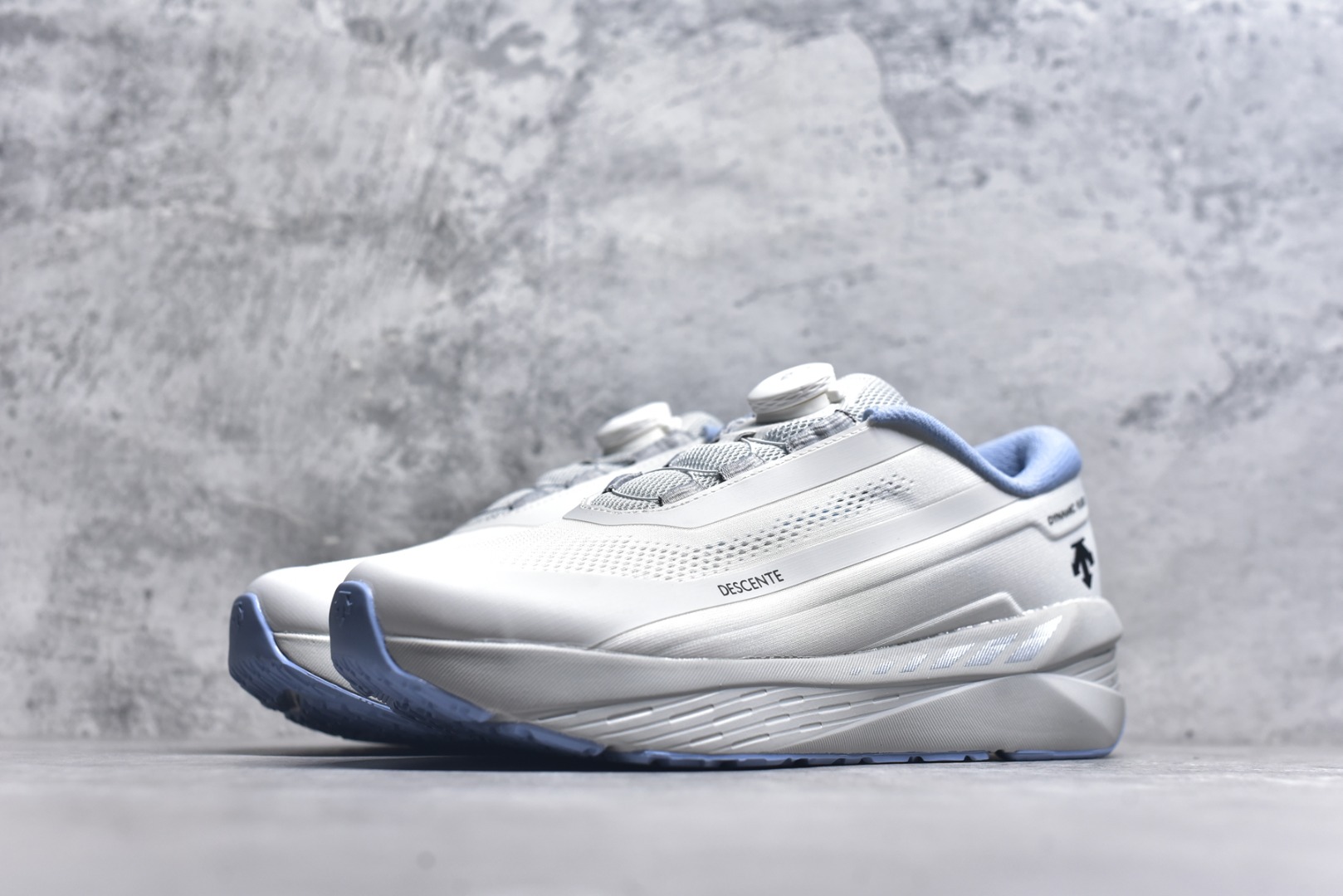 图片[2]-#DESCENTE Enerzite 迪桑特舒适百搭织物耐磨回弹低帮跑步鞋 DESCENTE（迪桑特）创立于1935年，品牌名取自法语词汇，意为“滑降”。品牌箭头标识代表滑雪的三种技术“高速直线滑行”、“穿越”和“侧滑”，也寓意品牌在打造高端专业运动产品中不断追求完美的创新精神，致力于成为中国高端专业滑雪、综训、女子、铁人三项、高尔夫的第一品牌。实拍调校N版已经零色差零失真 百分百还原实物色彩所见即所得 不存在货不对板色差等低级问题 选购参考实物拍摄 不混卖不参货 只用心做好货严格选品 承诺混一赔十 尺码：36 36.5 37.5 38 38.5 39 40 40.5 41 42 42.5 43 44 44.5 45-选品中心