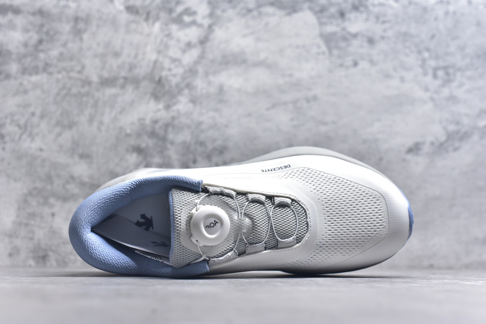 图片[4]-#DESCENTE Enerzite 迪桑特舒适百搭织物耐磨回弹低帮跑步鞋 DESCENTE（迪桑特）创立于1935年，品牌名取自法语词汇，意为“滑降”。品牌箭头标识代表滑雪的三种技术“高速直线滑行”、“穿越”和“侧滑”，也寓意品牌在打造高端专业运动产品中不断追求完美的创新精神，致力于成为中国高端专业滑雪、综训、女子、铁人三项、高尔夫的第一品牌。实拍调校N版已经零色差零失真 百分百还原实物色彩所见即所得 不存在货不对板色差等低级问题 选购参考实物拍摄 不混卖不参货 只用心做好货严格选品 承诺混一赔十 尺码：36 36.5 37.5 38 38.5 39 40 40.5 41 42 42.5 43 44 44.5 45-选品中心