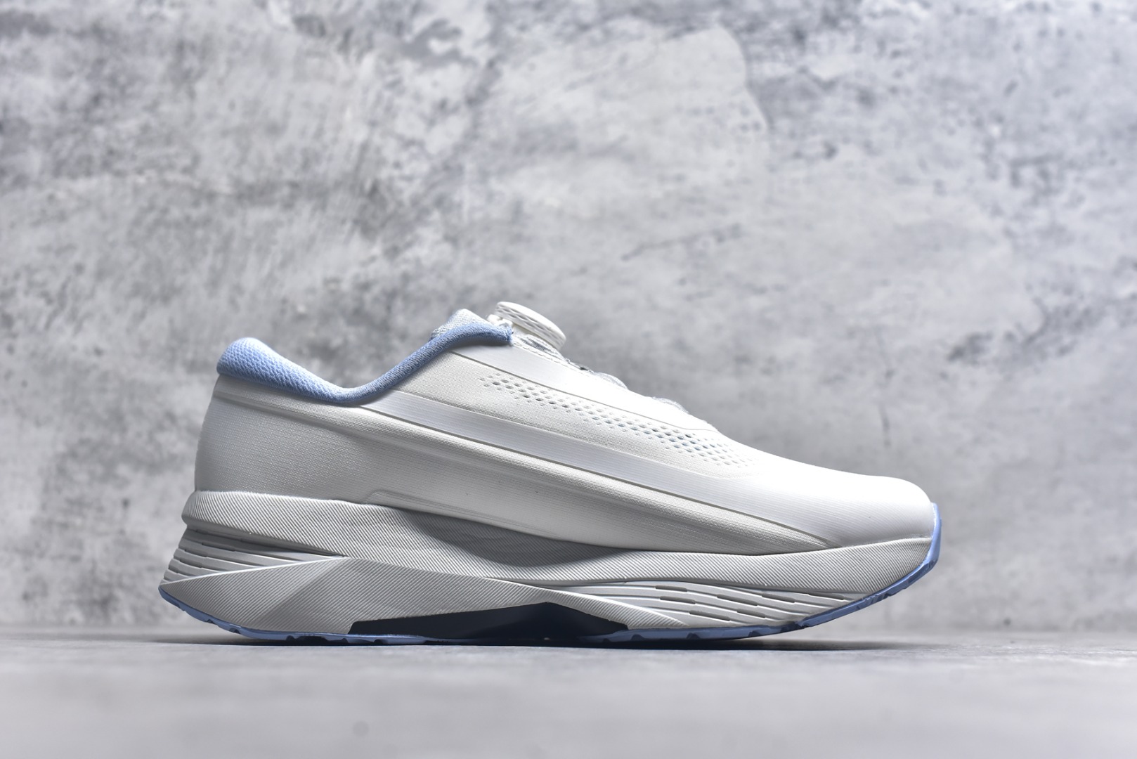 图片[3]-#DESCENTE Enerzite 迪桑特舒适百搭织物耐磨回弹低帮跑步鞋 DESCENTE（迪桑特）创立于1935年，品牌名取自法语词汇，意为“滑降”。品牌箭头标识代表滑雪的三种技术“高速直线滑行”、“穿越”和“侧滑”，也寓意品牌在打造高端专业运动产品中不断追求完美的创新精神，致力于成为中国高端专业滑雪、综训、女子、铁人三项、高尔夫的第一品牌。实拍调校N版已经零色差零失真 百分百还原实物色彩所见即所得 不存在货不对板色差等低级问题 选购参考实物拍摄 不混卖不参货 只用心做好货严格选品 承诺混一赔十 尺码：36 36.5 37.5 38 38.5 39 40 40.5 41 42 42.5 43 44 44.5 45-选品中心