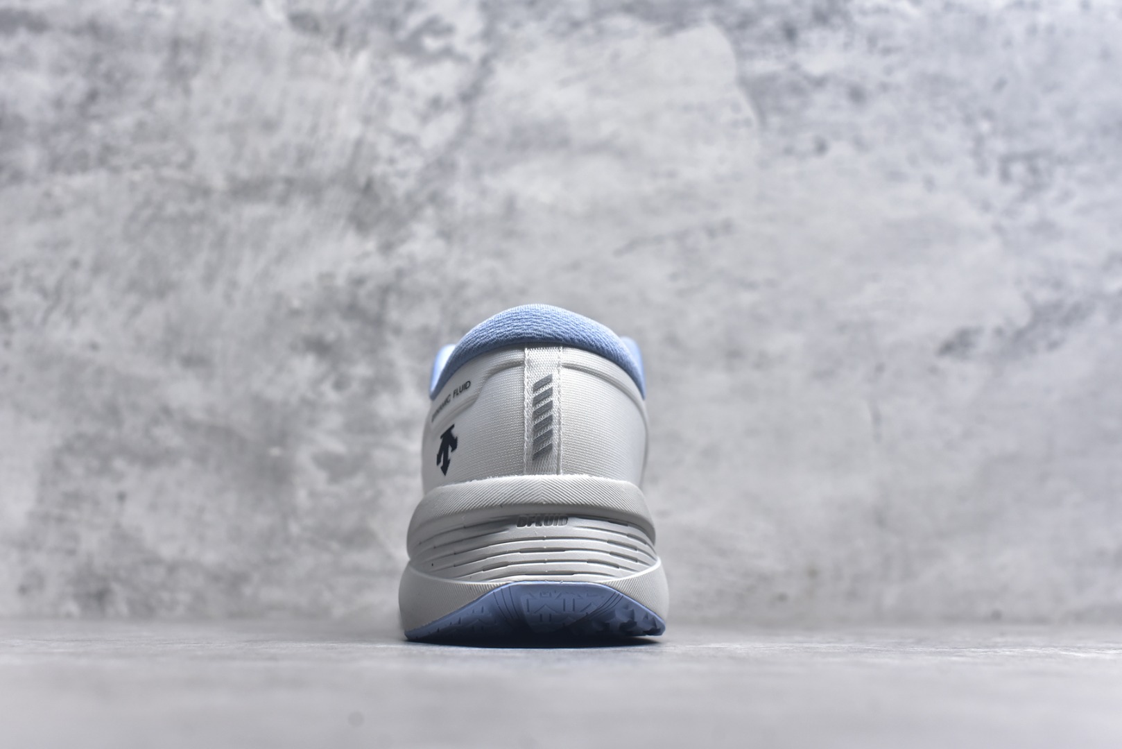 图片[5]-#DESCENTE Enerzite 迪桑特舒适百搭织物耐磨回弹低帮跑步鞋 DESCENTE（迪桑特）创立于1935年，品牌名取自法语词汇，意为“滑降”。品牌箭头标识代表滑雪的三种技术“高速直线滑行”、“穿越”和“侧滑”，也寓意品牌在打造高端专业运动产品中不断追求完美的创新精神，致力于成为中国高端专业滑雪、综训、女子、铁人三项、高尔夫的第一品牌。实拍调校N版已经零色差零失真 百分百还原实物色彩所见即所得 不存在货不对板色差等低级问题 选购参考实物拍摄 不混卖不参货 只用心做好货严格选品 承诺混一赔十 尺码：36 36.5 37.5 38 38.5 39 40 40.5 41 42 42.5 43 44 44.5 45-选品中心