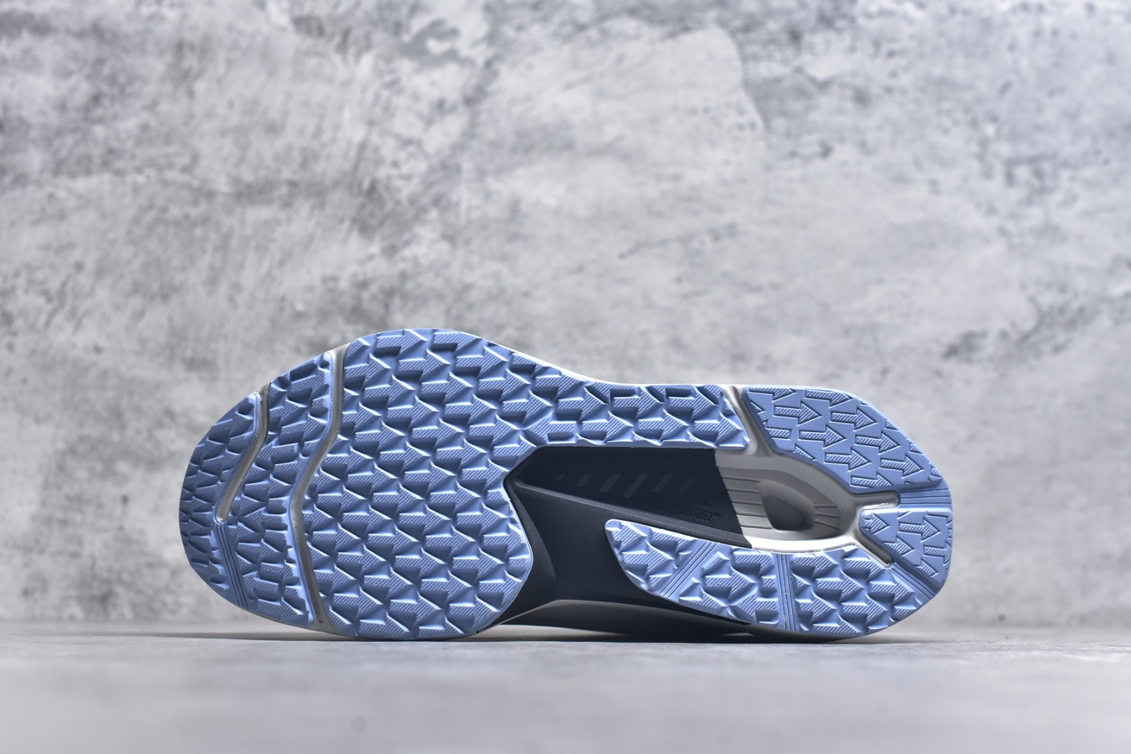 图片[6]-#DESCENTE Enerzite 迪桑特舒适百搭织物耐磨回弹低帮跑步鞋 DESCENTE（迪桑特）创立于1935年，品牌名取自法语词汇，意为“滑降”。品牌箭头标识代表滑雪的三种技术“高速直线滑行”、“穿越”和“侧滑”，也寓意品牌在打造高端专业运动产品中不断追求完美的创新精神，致力于成为中国高端专业滑雪、综训、女子、铁人三项、高尔夫的第一品牌。实拍调校N版已经零色差零失真 百分百还原实物色彩所见即所得 不存在货不对板色差等低级问题 选购参考实物拍摄 不混卖不参货 只用心做好货严格选品 承诺混一赔十 尺码：36 36.5 37.5 38 38.5 39 40 40.5 41 42 42.5 43 44 44.5 45-选品中心