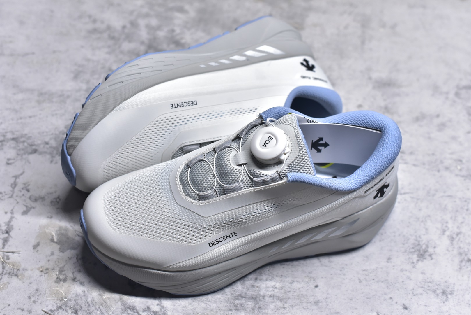 图片[7]-#DESCENTE Enerzite 迪桑特舒适百搭织物耐磨回弹低帮跑步鞋 DESCENTE（迪桑特）创立于1935年，品牌名取自法语词汇，意为“滑降”。品牌箭头标识代表滑雪的三种技术“高速直线滑行”、“穿越”和“侧滑”，也寓意品牌在打造高端专业运动产品中不断追求完美的创新精神，致力于成为中国高端专业滑雪、综训、女子、铁人三项、高尔夫的第一品牌。实拍调校N版已经零色差零失真 百分百还原实物色彩所见即所得 不存在货不对板色差等低级问题 选购参考实物拍摄 不混卖不参货 只用心做好货严格选品 承诺混一赔十 尺码：36 36.5 37.5 38 38.5 39 40 40.5 41 42 42.5 43 44 44.5 45-选品中心