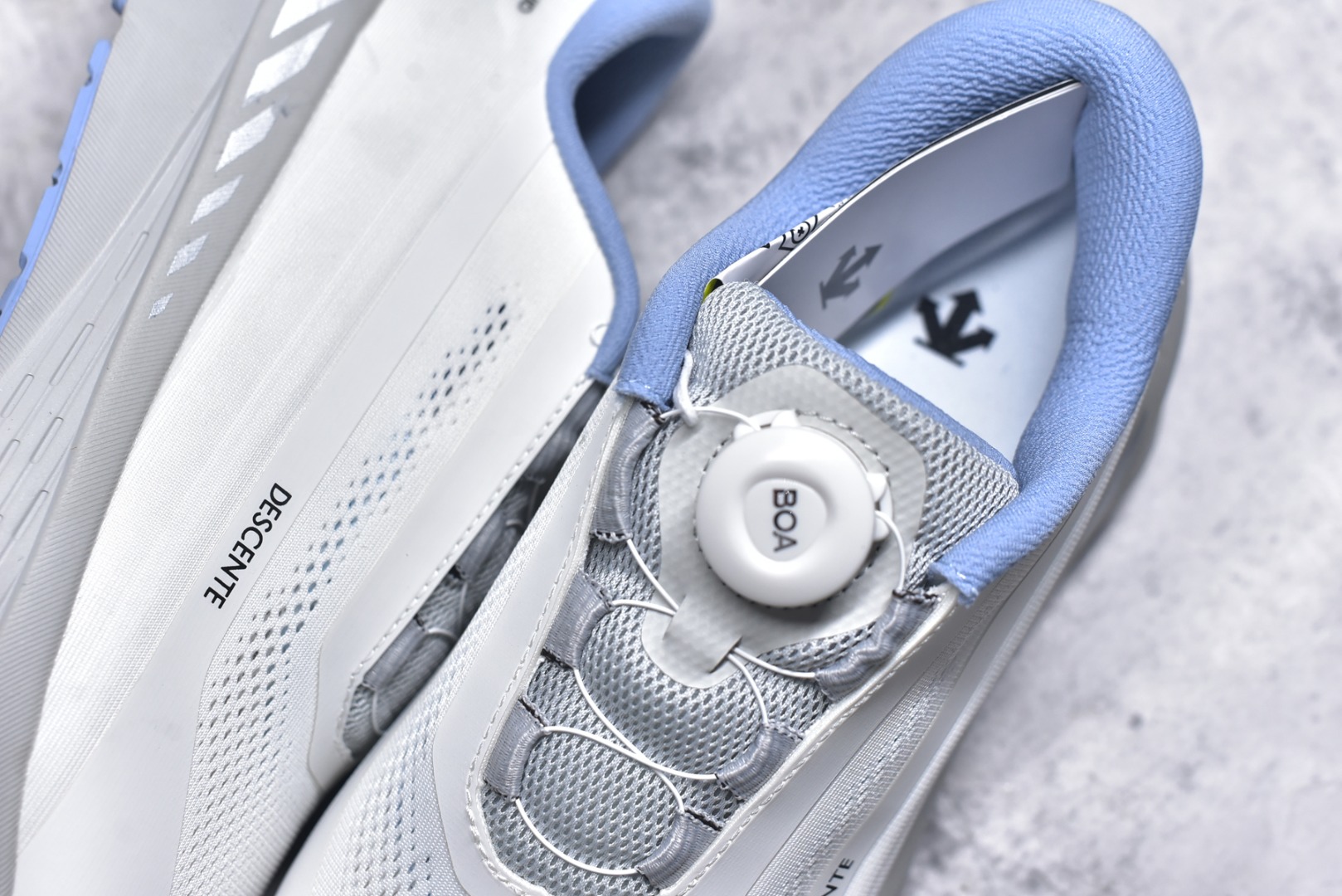 图片[9]-#DESCENTE Enerzite 迪桑特舒适百搭织物耐磨回弹低帮跑步鞋 DESCENTE（迪桑特）创立于1935年，品牌名取自法语词汇，意为“滑降”。品牌箭头标识代表滑雪的三种技术“高速直线滑行”、“穿越”和“侧滑”，也寓意品牌在打造高端专业运动产品中不断追求完美的创新精神，致力于成为中国高端专业滑雪、综训、女子、铁人三项、高尔夫的第一品牌。实拍调校N版已经零色差零失真 百分百还原实物色彩所见即所得 不存在货不对板色差等低级问题 选购参考实物拍摄 不混卖不参货 只用心做好货严格选品 承诺混一赔十 尺码：36 36.5 37.5 38 38.5 39 40 40.5 41 42 42.5 43 44 44.5 45-选品中心