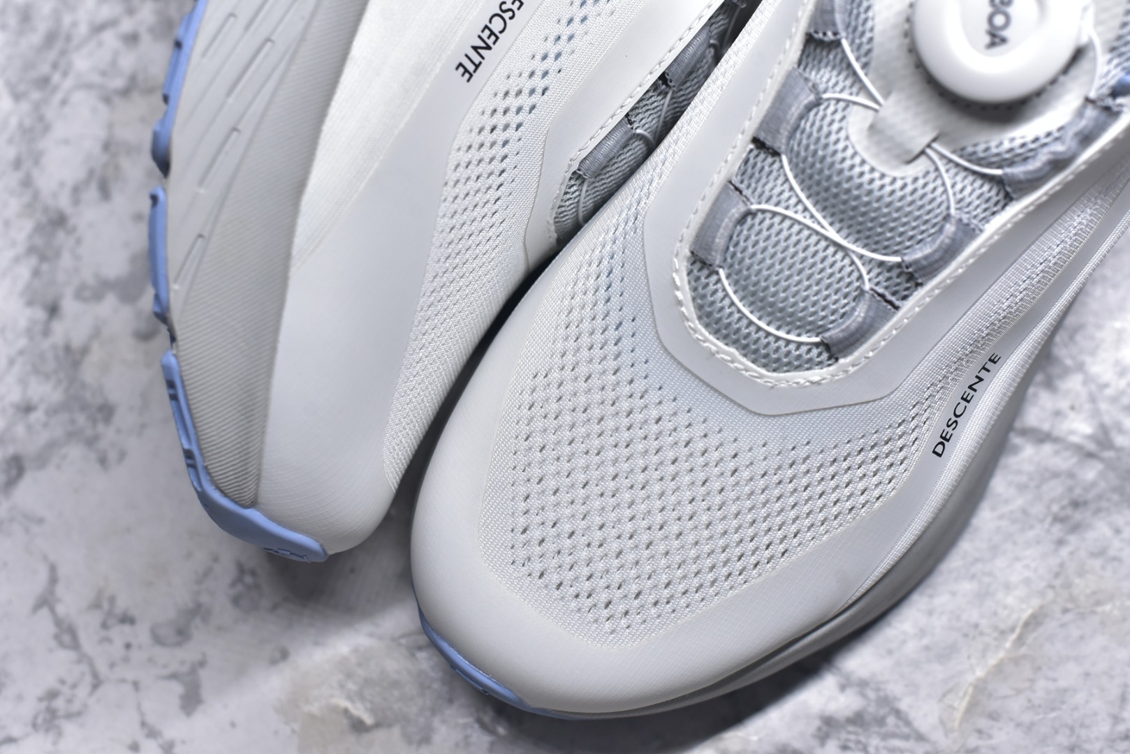 图片[8]-#DESCENTE Enerzite 迪桑特舒适百搭织物耐磨回弹低帮跑步鞋 DESCENTE（迪桑特）创立于1935年，品牌名取自法语词汇，意为“滑降”。品牌箭头标识代表滑雪的三种技术“高速直线滑行”、“穿越”和“侧滑”，也寓意品牌在打造高端专业运动产品中不断追求完美的创新精神，致力于成为中国高端专业滑雪、综训、女子、铁人三项、高尔夫的第一品牌。实拍调校N版已经零色差零失真 百分百还原实物色彩所见即所得 不存在货不对板色差等低级问题 选购参考实物拍摄 不混卖不参货 只用心做好货严格选品 承诺混一赔十 尺码：36 36.5 37.5 38 38.5 39 40 40.5 41 42 42.5 43 44 44.5 45-选品中心