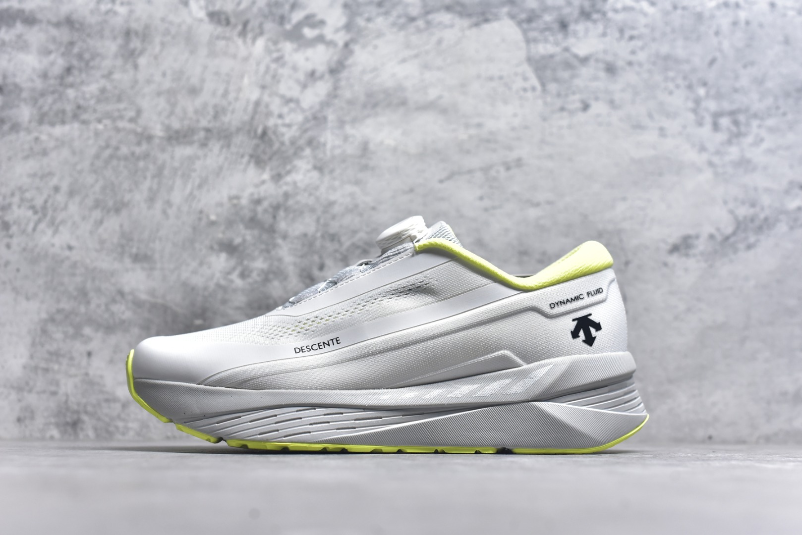 #DESCENTE Enerzite 迪桑特舒适百搭织物耐磨回弹低帮跑步鞋 DESCENTE（迪桑特）创立于1935年，品牌名取自法语词汇，意为“滑降”。品牌箭头标识代表滑雪的三种技术“高速直线滑行”、“穿越”和“侧滑”，也寓意品牌在打造高端专业运动产品中不断追求完美的创新精神，致力于成为中国高端专业滑雪、综训、女子、铁人三项、高尔夫的第一品牌。实拍调校N版已经零色差零失真 百分百还原实物色彩所见即所得 不存在货不对板色差等低级问题 选购参考实物拍摄 不混卖不参货 只用心做好货严格选品 承诺混一赔十 尺码：36 36.5 37.5 38 38.5 39 40 40.5 41 42 42.5 43 44 44.5 45-选品中心