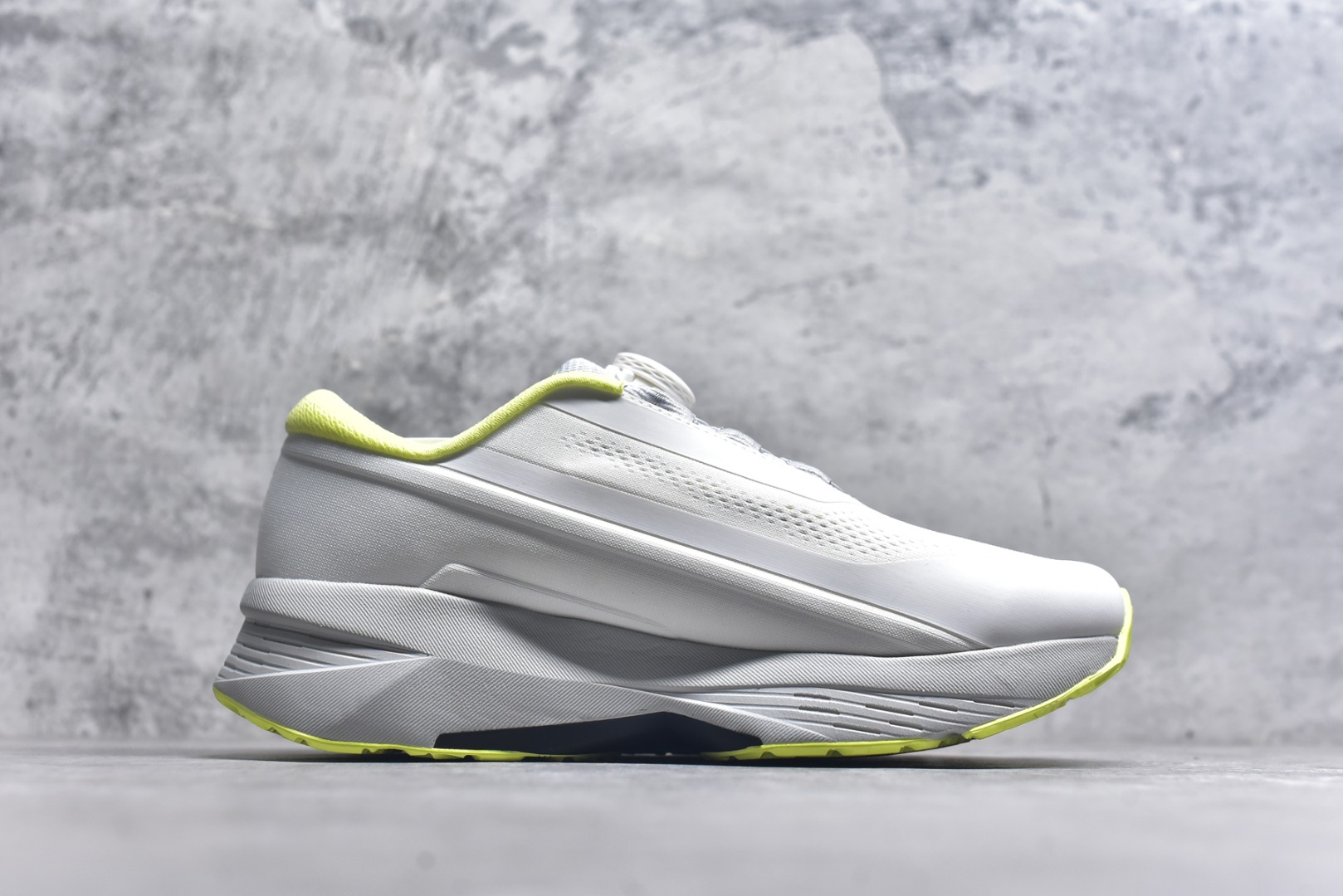 图片[3]-#DESCENTE Enerzite 迪桑特舒适百搭织物耐磨回弹低帮跑步鞋 DESCENTE（迪桑特）创立于1935年，品牌名取自法语词汇，意为“滑降”。品牌箭头标识代表滑雪的三种技术“高速直线滑行”、“穿越”和“侧滑”，也寓意品牌在打造高端专业运动产品中不断追求完美的创新精神，致力于成为中国高端专业滑雪、综训、女子、铁人三项、高尔夫的第一品牌。实拍调校N版已经零色差零失真 百分百还原实物色彩所见即所得 不存在货不对板色差等低级问题 选购参考实物拍摄 不混卖不参货 只用心做好货严格选品 承诺混一赔十 尺码：36 36.5 37.5 38 38.5 39 40 40.5 41 42 42.5 43 44 44.5 45-选品中心