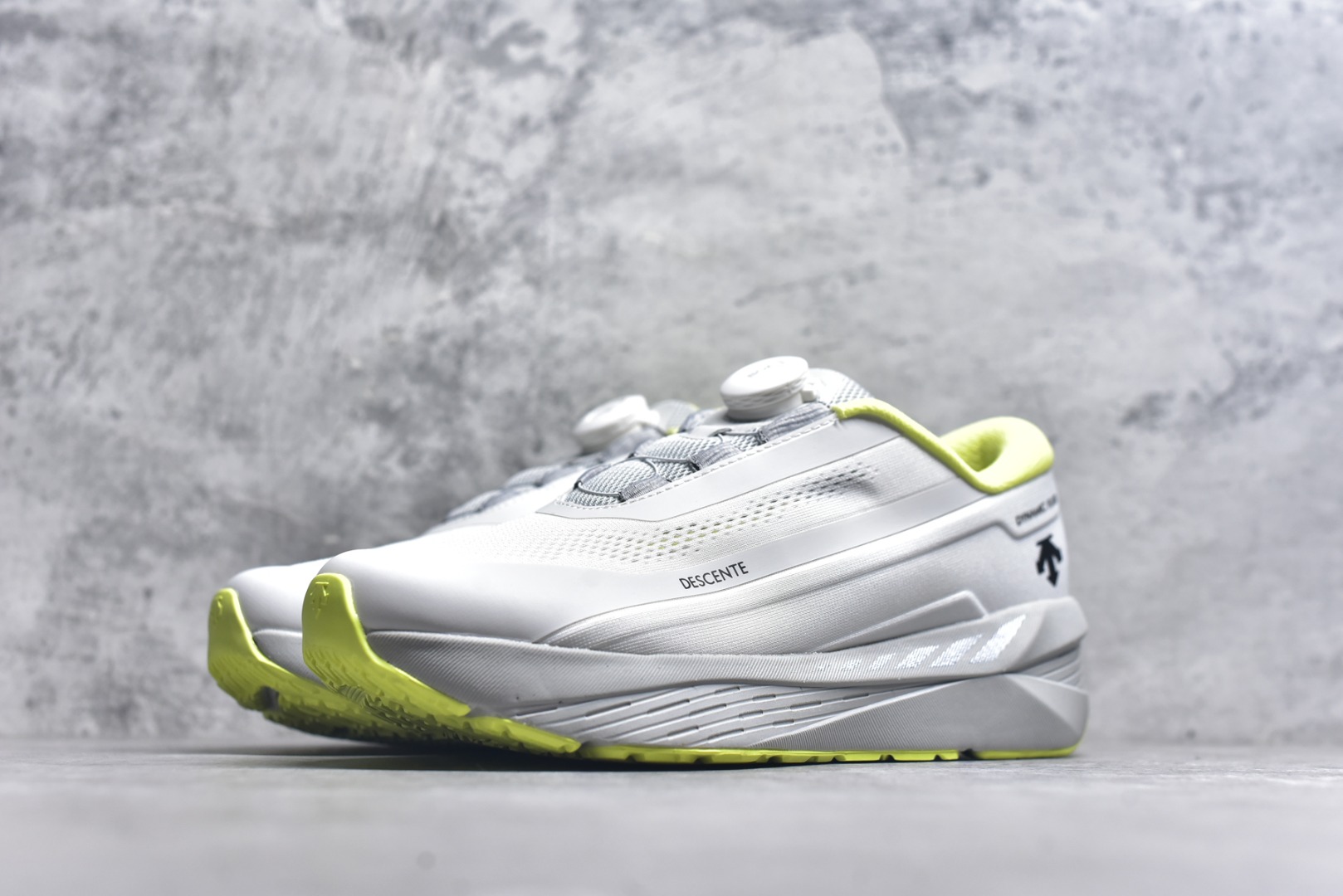 图片[2]-#DESCENTE Enerzite 迪桑特舒适百搭织物耐磨回弹低帮跑步鞋 DESCENTE（迪桑特）创立于1935年，品牌名取自法语词汇，意为“滑降”。品牌箭头标识代表滑雪的三种技术“高速直线滑行”、“穿越”和“侧滑”，也寓意品牌在打造高端专业运动产品中不断追求完美的创新精神，致力于成为中国高端专业滑雪、综训、女子、铁人三项、高尔夫的第一品牌。实拍调校N版已经零色差零失真 百分百还原实物色彩所见即所得 不存在货不对板色差等低级问题 选购参考实物拍摄 不混卖不参货 只用心做好货严格选品 承诺混一赔十 尺码：36 36.5 37.5 38 38.5 39 40 40.5 41 42 42.5 43 44 44.5 45-选品中心