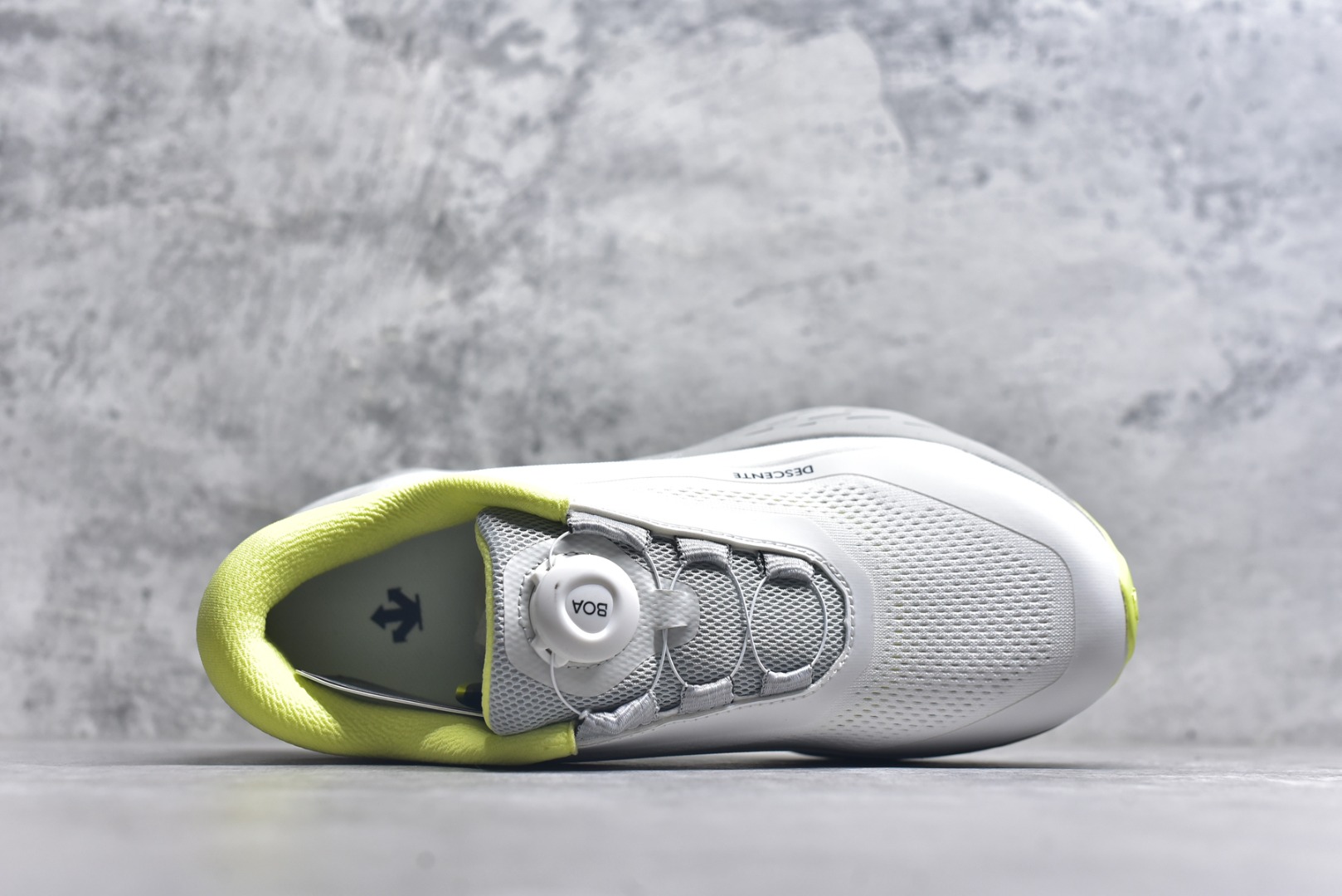 图片[4]-#DESCENTE Enerzite 迪桑特舒适百搭织物耐磨回弹低帮跑步鞋 DESCENTE（迪桑特）创立于1935年，品牌名取自法语词汇，意为“滑降”。品牌箭头标识代表滑雪的三种技术“高速直线滑行”、“穿越”和“侧滑”，也寓意品牌在打造高端专业运动产品中不断追求完美的创新精神，致力于成为中国高端专业滑雪、综训、女子、铁人三项、高尔夫的第一品牌。实拍调校N版已经零色差零失真 百分百还原实物色彩所见即所得 不存在货不对板色差等低级问题 选购参考实物拍摄 不混卖不参货 只用心做好货严格选品 承诺混一赔十 尺码：36 36.5 37.5 38 38.5 39 40 40.5 41 42 42.5 43 44 44.5 45-选品中心