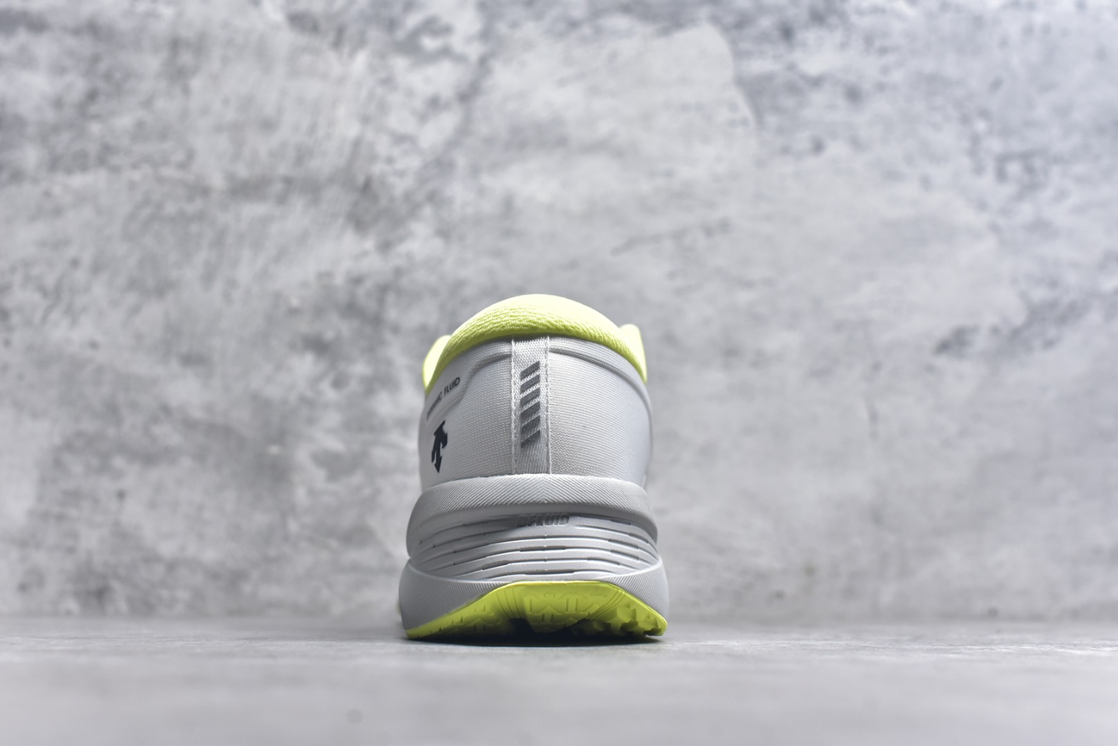 图片[5]-#DESCENTE Enerzite 迪桑特舒适百搭织物耐磨回弹低帮跑步鞋 DESCENTE（迪桑特）创立于1935年，品牌名取自法语词汇，意为“滑降”。品牌箭头标识代表滑雪的三种技术“高速直线滑行”、“穿越”和“侧滑”，也寓意品牌在打造高端专业运动产品中不断追求完美的创新精神，致力于成为中国高端专业滑雪、综训、女子、铁人三项、高尔夫的第一品牌。实拍调校N版已经零色差零失真 百分百还原实物色彩所见即所得 不存在货不对板色差等低级问题 选购参考实物拍摄 不混卖不参货 只用心做好货严格选品 承诺混一赔十 尺码：36 36.5 37.5 38 38.5 39 40 40.5 41 42 42.5 43 44 44.5 45-选品中心