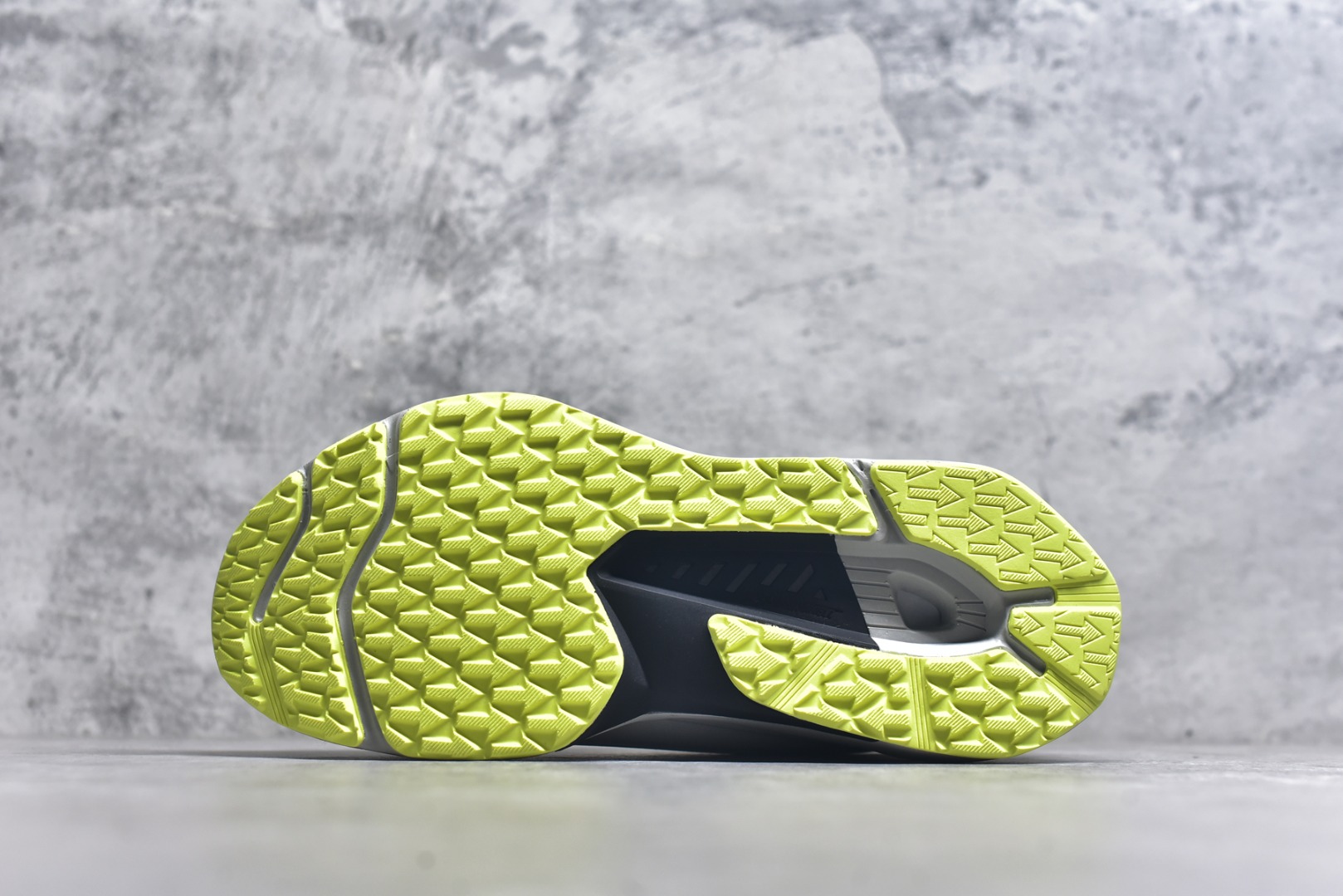 图片[6]-#DESCENTE Enerzite 迪桑特舒适百搭织物耐磨回弹低帮跑步鞋 DESCENTE（迪桑特）创立于1935年，品牌名取自法语词汇，意为“滑降”。品牌箭头标识代表滑雪的三种技术“高速直线滑行”、“穿越”和“侧滑”，也寓意品牌在打造高端专业运动产品中不断追求完美的创新精神，致力于成为中国高端专业滑雪、综训、女子、铁人三项、高尔夫的第一品牌。实拍调校N版已经零色差零失真 百分百还原实物色彩所见即所得 不存在货不对板色差等低级问题 选购参考实物拍摄 不混卖不参货 只用心做好货严格选品 承诺混一赔十 尺码：36 36.5 37.5 38 38.5 39 40 40.5 41 42 42.5 43 44 44.5 45-选品中心