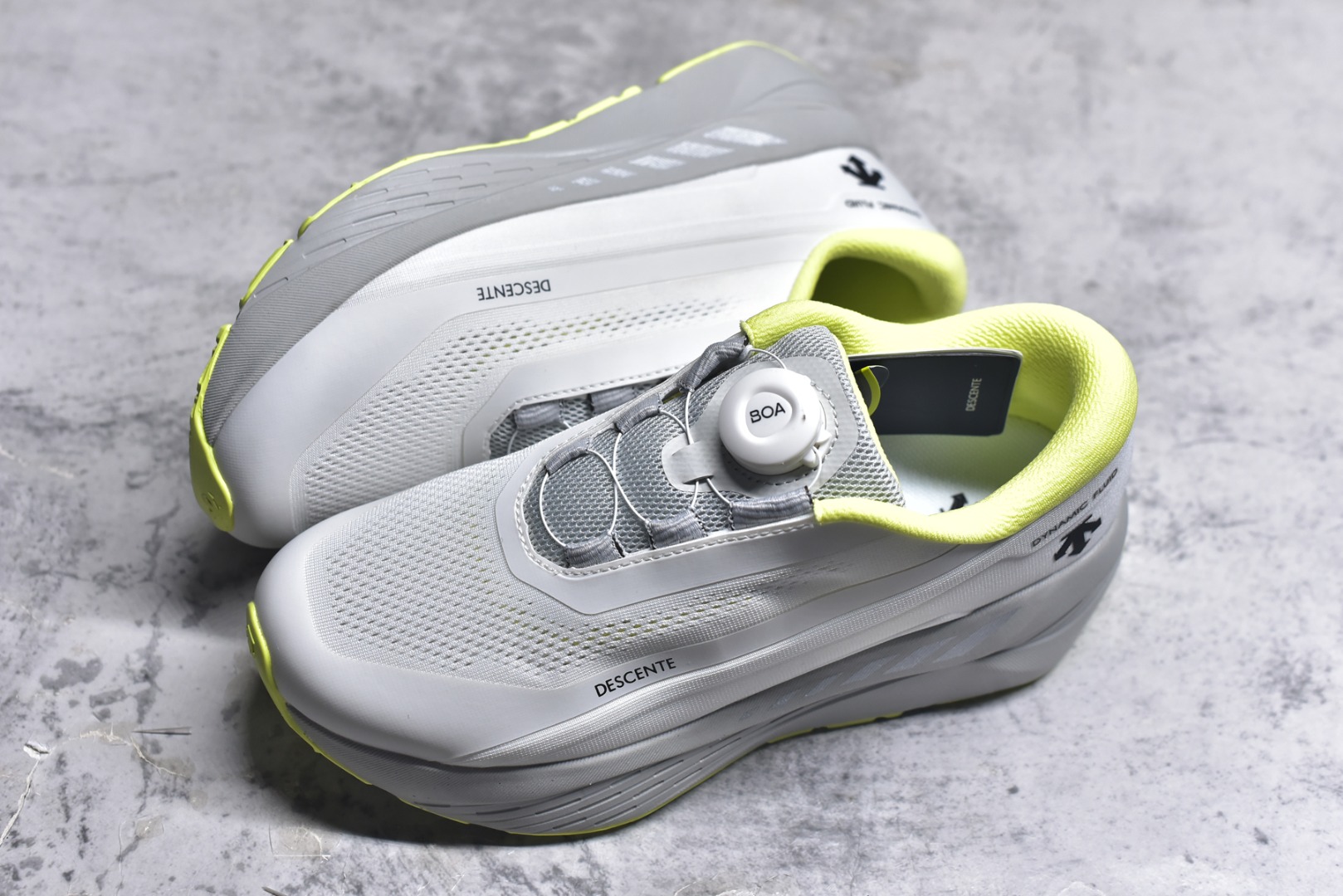 图片[7]-#DESCENTE Enerzite 迪桑特舒适百搭织物耐磨回弹低帮跑步鞋 DESCENTE（迪桑特）创立于1935年，品牌名取自法语词汇，意为“滑降”。品牌箭头标识代表滑雪的三种技术“高速直线滑行”、“穿越”和“侧滑”，也寓意品牌在打造高端专业运动产品中不断追求完美的创新精神，致力于成为中国高端专业滑雪、综训、女子、铁人三项、高尔夫的第一品牌。实拍调校N版已经零色差零失真 百分百还原实物色彩所见即所得 不存在货不对板色差等低级问题 选购参考实物拍摄 不混卖不参货 只用心做好货严格选品 承诺混一赔十 尺码：36 36.5 37.5 38 38.5 39 40 40.5 41 42 42.5 43 44 44.5 45-选品中心