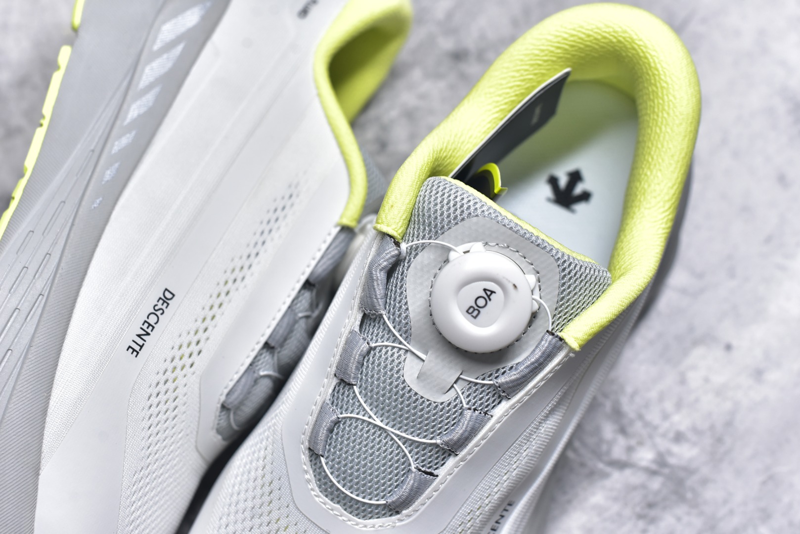 图片[9]-#DESCENTE Enerzite 迪桑特舒适百搭织物耐磨回弹低帮跑步鞋 DESCENTE（迪桑特）创立于1935年，品牌名取自法语词汇，意为“滑降”。品牌箭头标识代表滑雪的三种技术“高速直线滑行”、“穿越”和“侧滑”，也寓意品牌在打造高端专业运动产品中不断追求完美的创新精神，致力于成为中国高端专业滑雪、综训、女子、铁人三项、高尔夫的第一品牌。实拍调校N版已经零色差零失真 百分百还原实物色彩所见即所得 不存在货不对板色差等低级问题 选购参考实物拍摄 不混卖不参货 只用心做好货严格选品 承诺混一赔十 尺码：36 36.5 37.5 38 38.5 39 40 40.5 41 42 42.5 43 44 44.5 45-选品中心