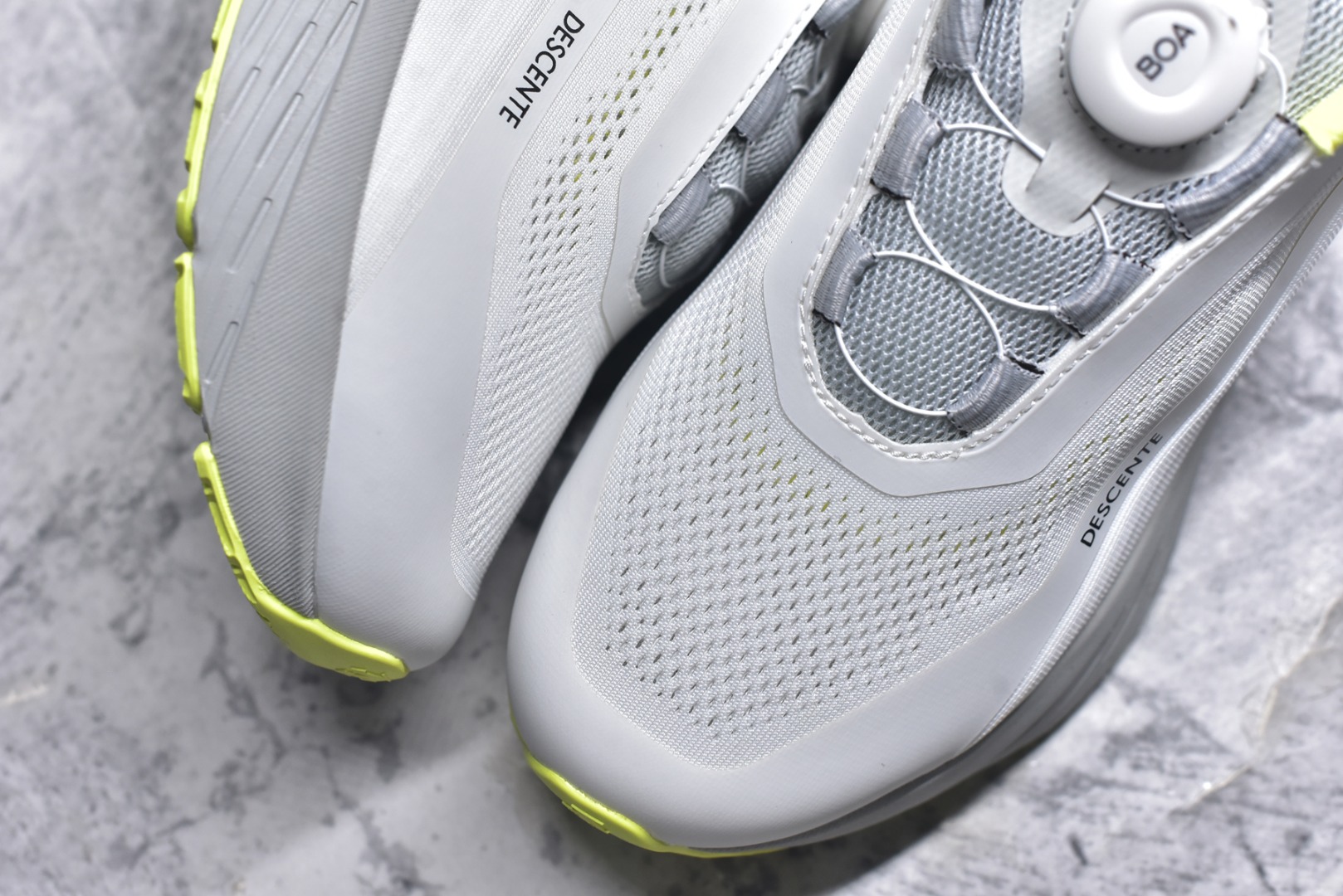 图片[8]-#DESCENTE Enerzite 迪桑特舒适百搭织物耐磨回弹低帮跑步鞋 DESCENTE（迪桑特）创立于1935年，品牌名取自法语词汇，意为“滑降”。品牌箭头标识代表滑雪的三种技术“高速直线滑行”、“穿越”和“侧滑”，也寓意品牌在打造高端专业运动产品中不断追求完美的创新精神，致力于成为中国高端专业滑雪、综训、女子、铁人三项、高尔夫的第一品牌。实拍调校N版已经零色差零失真 百分百还原实物色彩所见即所得 不存在货不对板色差等低级问题 选购参考实物拍摄 不混卖不参货 只用心做好货严格选品 承诺混一赔十 尺码：36 36.5 37.5 38 38.5 39 40 40.5 41 42 42.5 43 44 44.5 45-选品中心