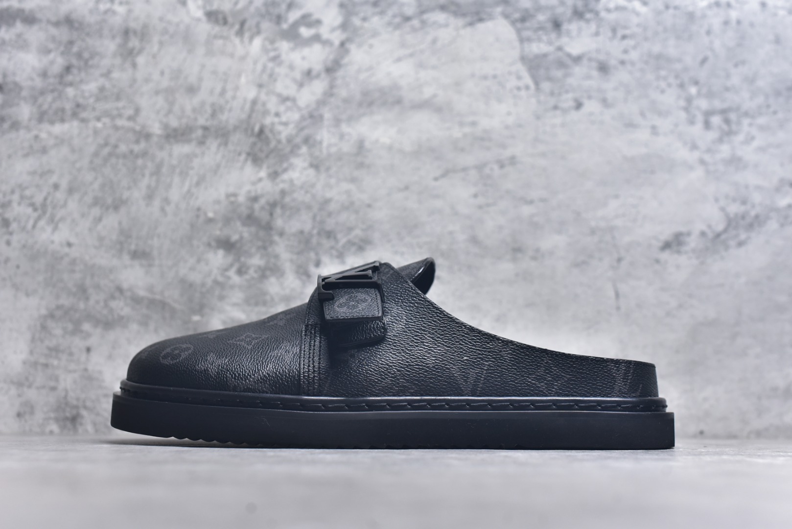 #Louis Vuitton Easy 皮革拼接 博肯半包头拖鞋凉鞋 全网首发 原版开发 纳米级复刻 独家私模大底 内里采用全粒面头层牛皮 原厂进口特A 9级真正1：1老花鞋面（9级为最顶面料） 印花对点对位 定制电镀五金辅料 整体还原度95%以上 尺码：38 39 40 41 42 43 44 45 46-选品中心