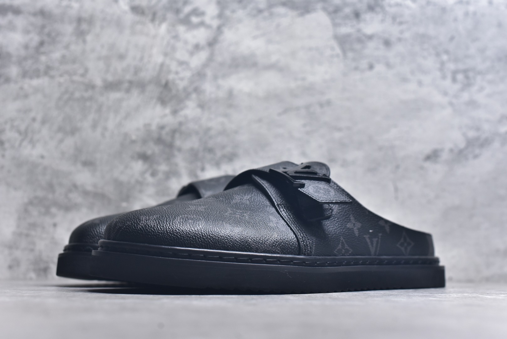 图片[2]-#Louis Vuitton Easy 皮革拼接 博肯半包头拖鞋凉鞋 全网首发 原版开发 纳米级复刻 独家私模大底 内里采用全粒面头层牛皮 原厂进口特A 9级真正1：1老花鞋面（9级为最顶面料） 印花对点对位 定制电镀五金辅料 整体还原度95%以上 尺码：38 39 40 41 42 43 44 45 46-选品中心