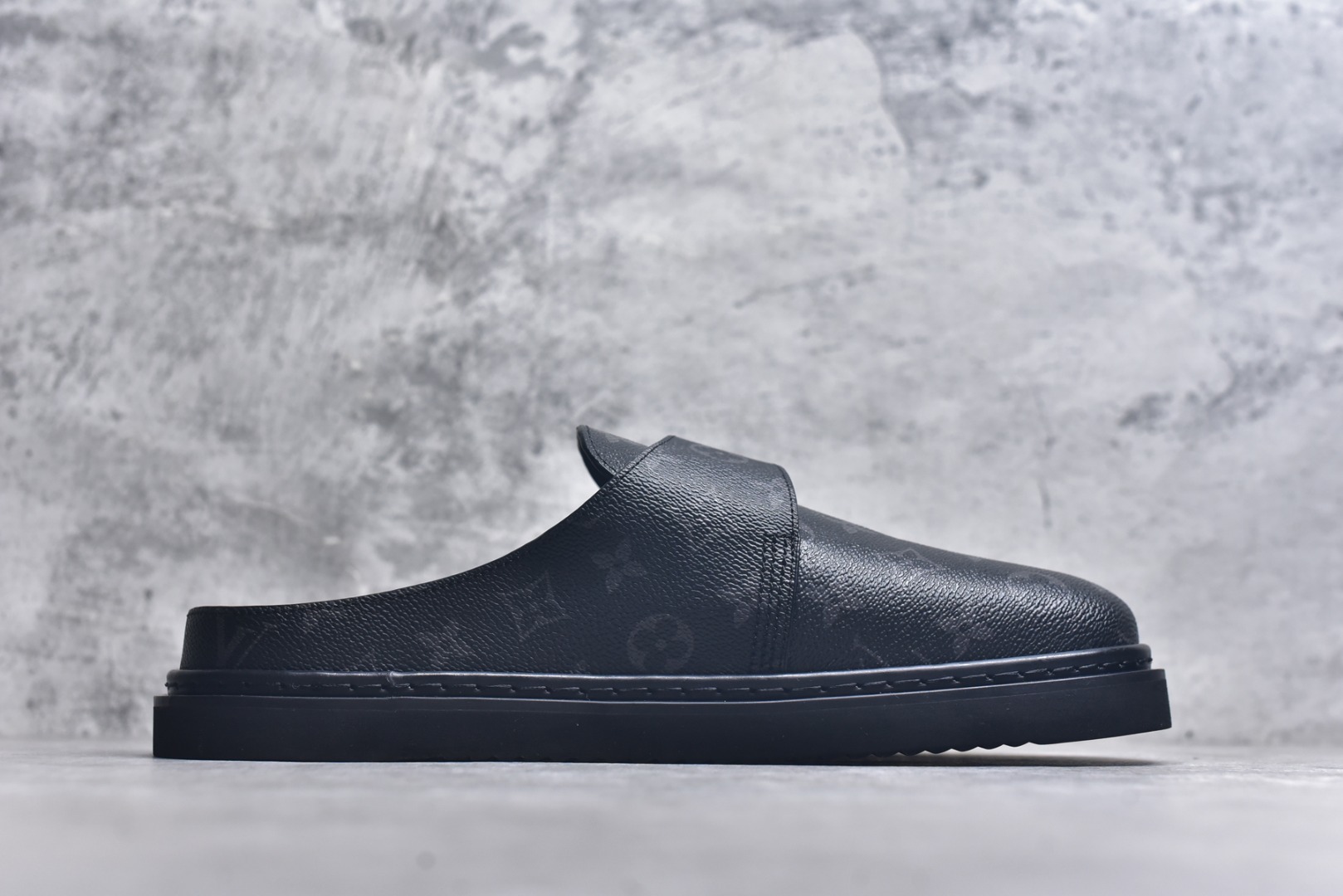 图片[3]-#Louis Vuitton Easy 皮革拼接 博肯半包头拖鞋凉鞋 全网首发 原版开发 纳米级复刻 独家私模大底 内里采用全粒面头层牛皮 原厂进口特A 9级真正1：1老花鞋面（9级为最顶面料） 印花对点对位 定制电镀五金辅料 整体还原度95%以上 尺码：38 39 40 41 42 43 44 45 46-选品中心