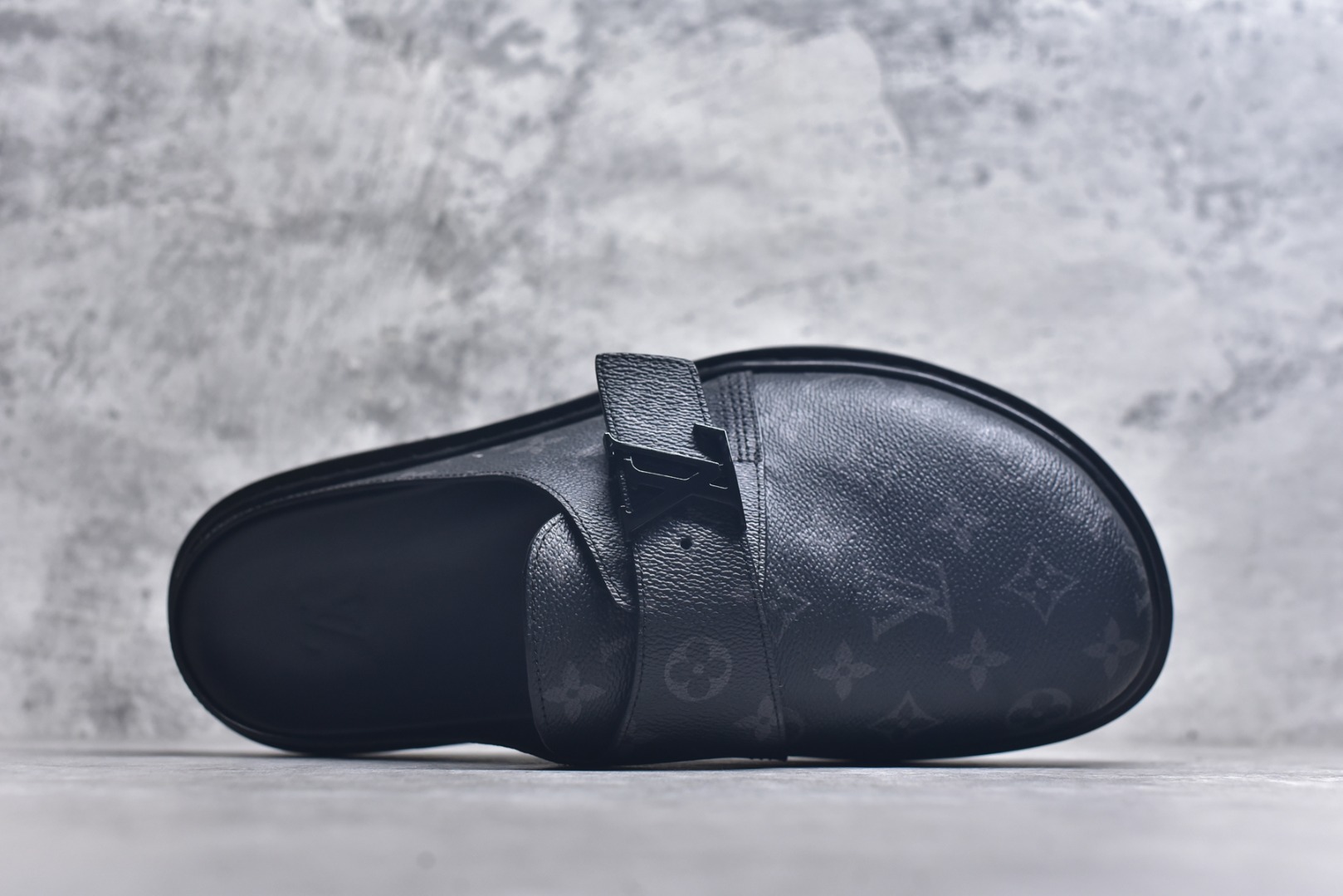 图片[4]-#Louis Vuitton Easy 皮革拼接 博肯半包头拖鞋凉鞋 全网首发 原版开发 纳米级复刻 独家私模大底 内里采用全粒面头层牛皮 原厂进口特A 9级真正1：1老花鞋面（9级为最顶面料） 印花对点对位 定制电镀五金辅料 整体还原度95%以上 尺码：38 39 40 41 42 43 44 45 46-选品中心