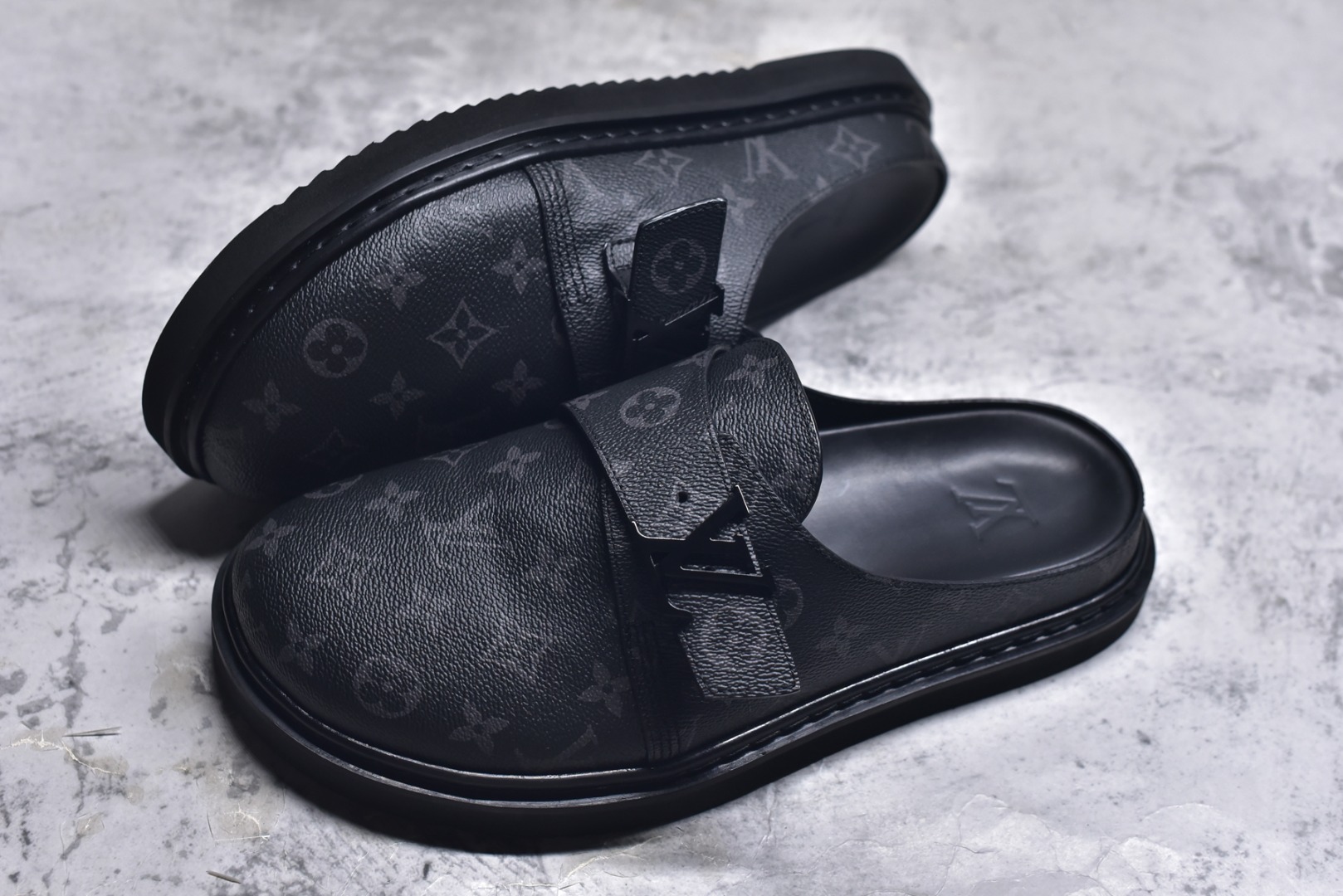 图片[7]-#Louis Vuitton Easy 皮革拼接 博肯半包头拖鞋凉鞋 全网首发 原版开发 纳米级复刻 独家私模大底 内里采用全粒面头层牛皮 原厂进口特A 9级真正1：1老花鞋面（9级为最顶面料） 印花对点对位 定制电镀五金辅料 整体还原度95%以上 尺码：38 39 40 41 42 43 44 45 46-选品中心