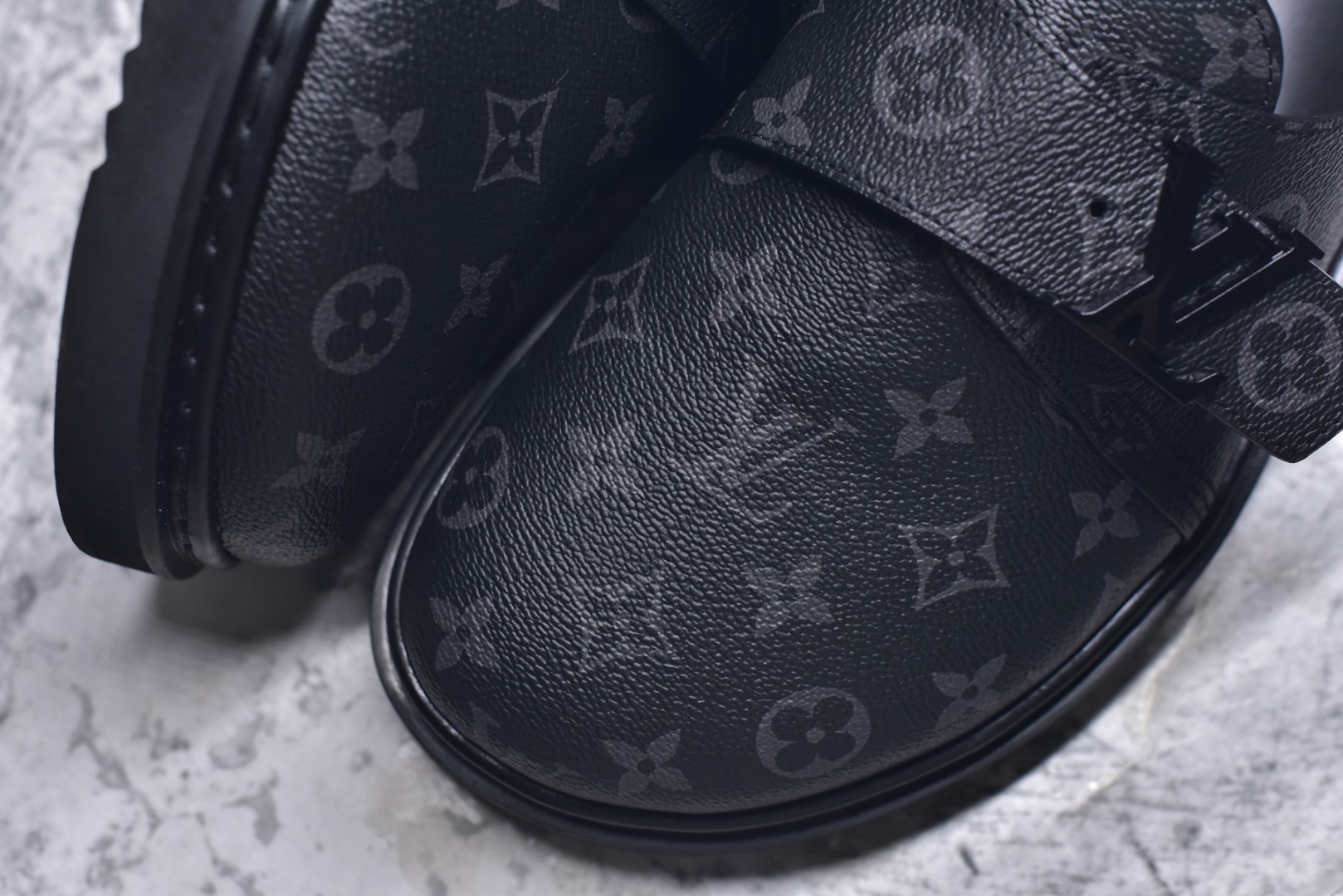 图片[8]-#Louis Vuitton Easy 皮革拼接 博肯半包头拖鞋凉鞋 全网首发 原版开发 纳米级复刻 独家私模大底 内里采用全粒面头层牛皮 原厂进口特A 9级真正1：1老花鞋面（9级为最顶面料） 印花对点对位 定制电镀五金辅料 整体还原度95%以上 尺码：38 39 40 41 42 43 44 45 46-选品中心